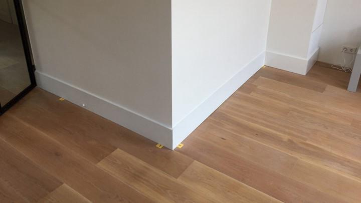 Table noire avec céramiques beiges — sens du détail et matériaux naturels.