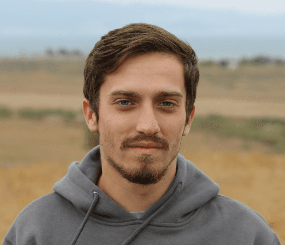 Jeune homme brun dehors