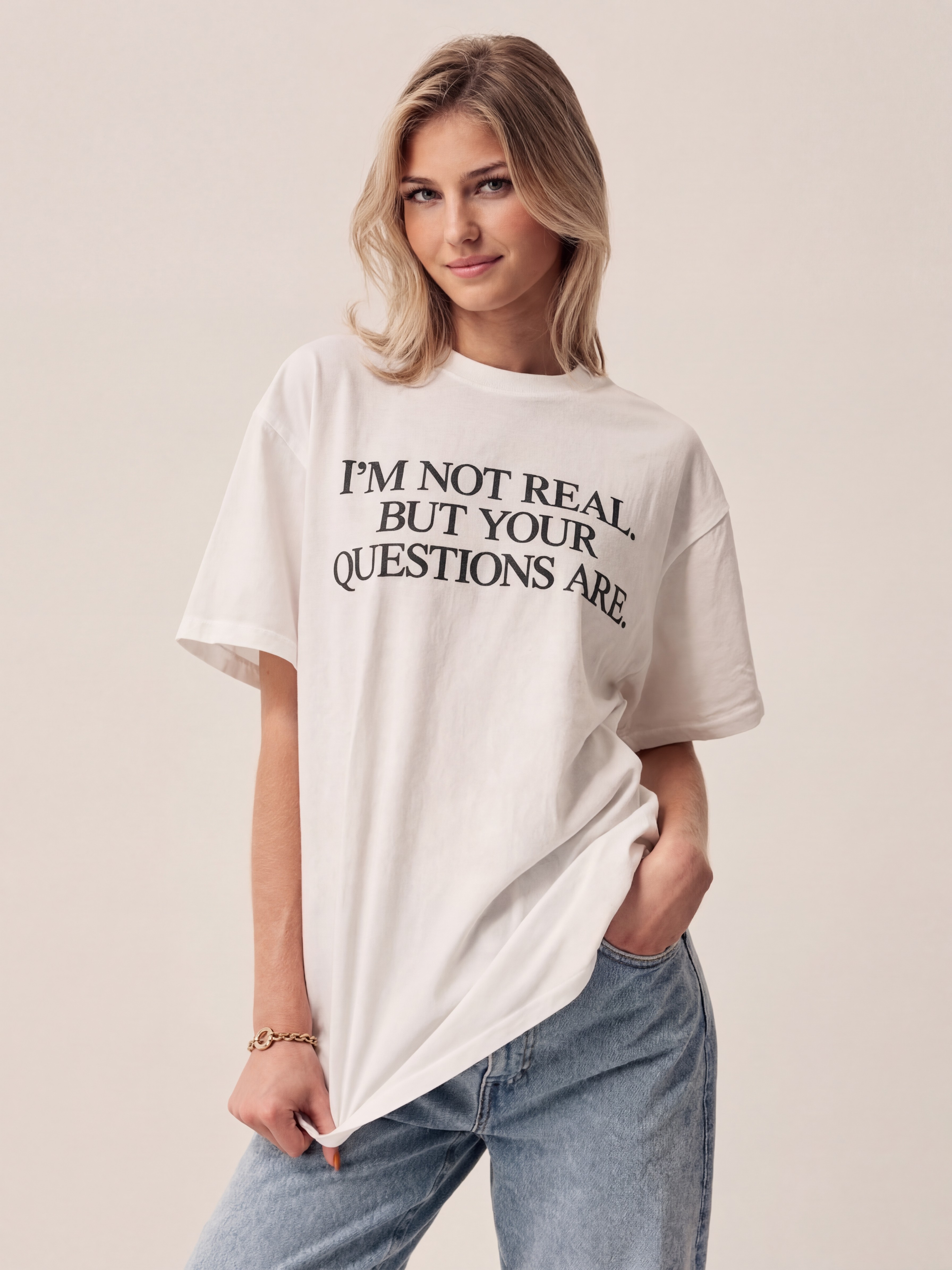 KI-generierte Frau in T-Shirt mit Aufschrift "I'm not real, but your questions are" – Visual zur FAQ-Sektion von 3DS Johner