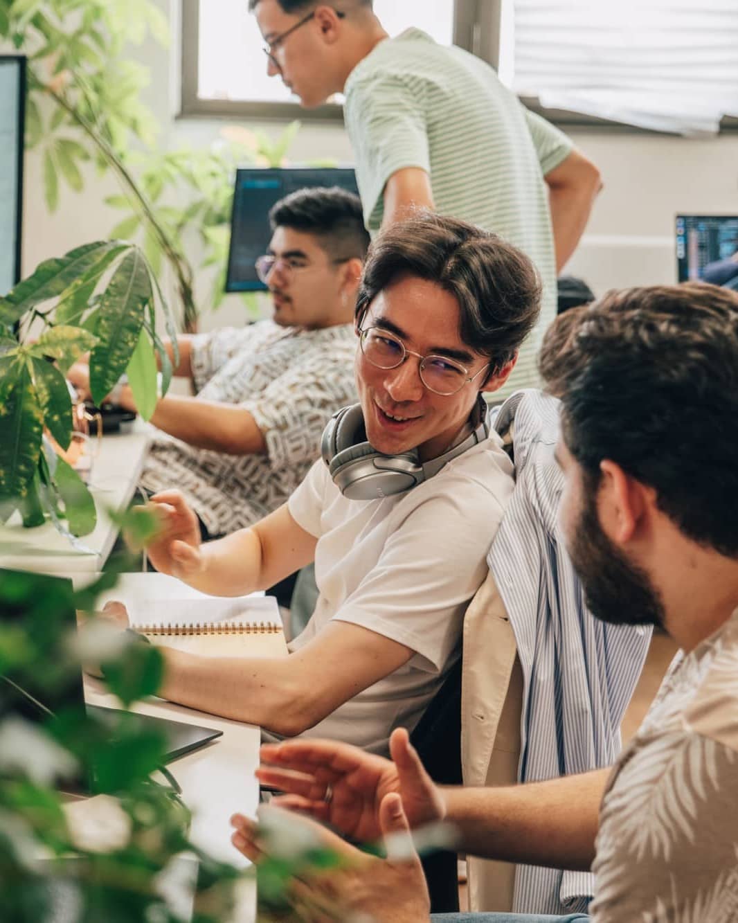 Photo d'un développeur souriant parlant à son Product owner.