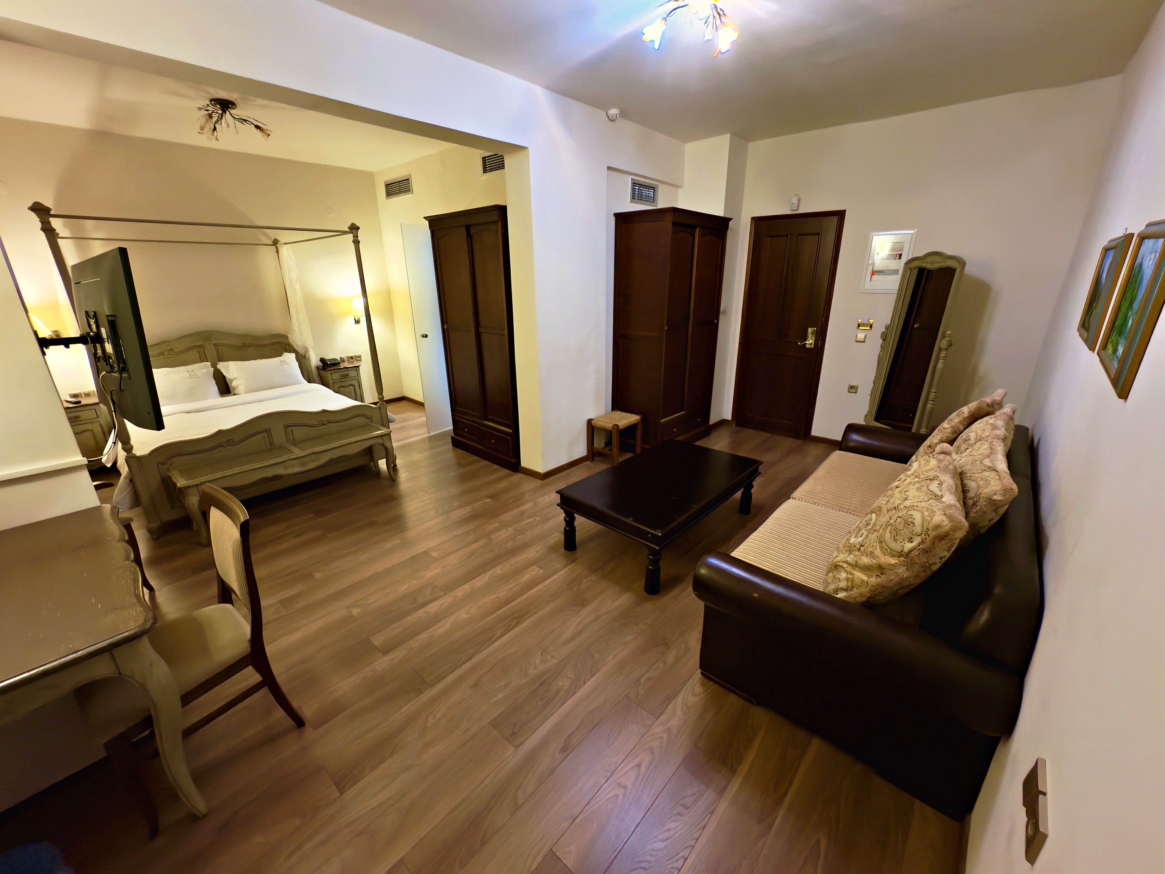 Room gallery image 3