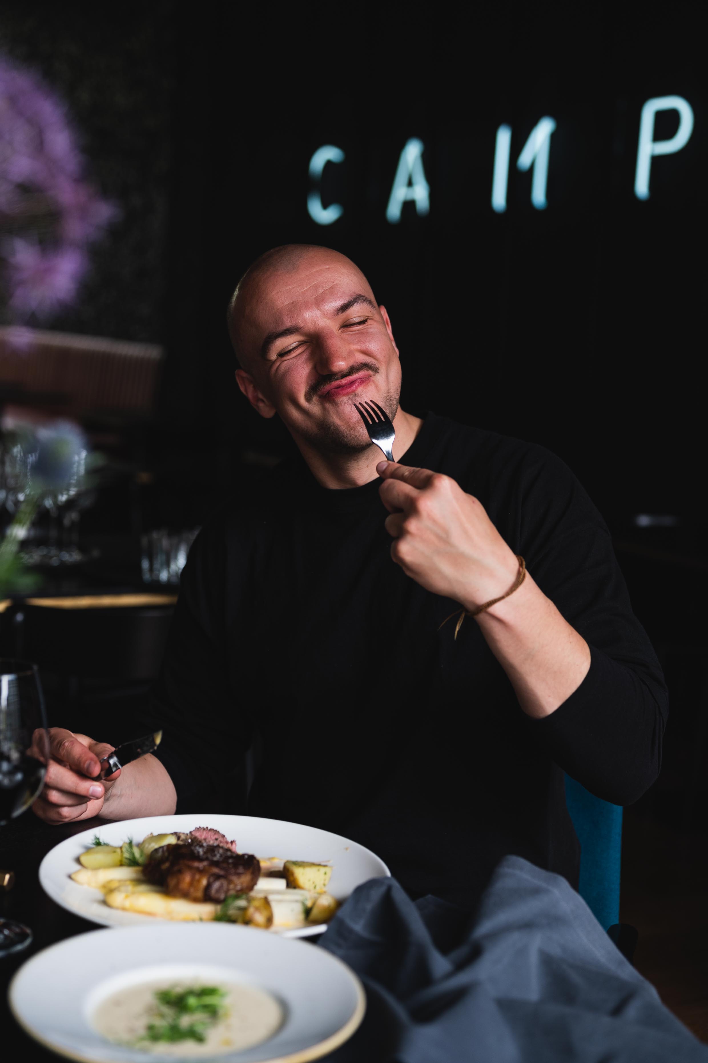 Zdjęcie portretowe klienta, który je steka