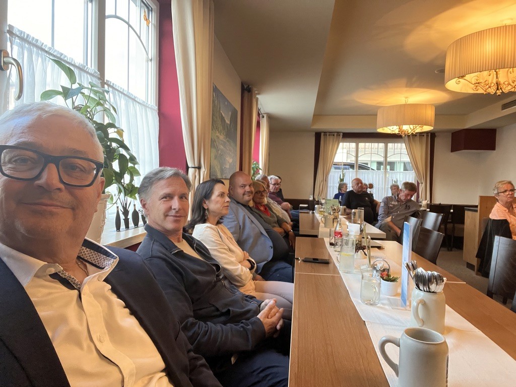 Die Clubmitglieder sitzen bei einem Vortrag beisammen.. 