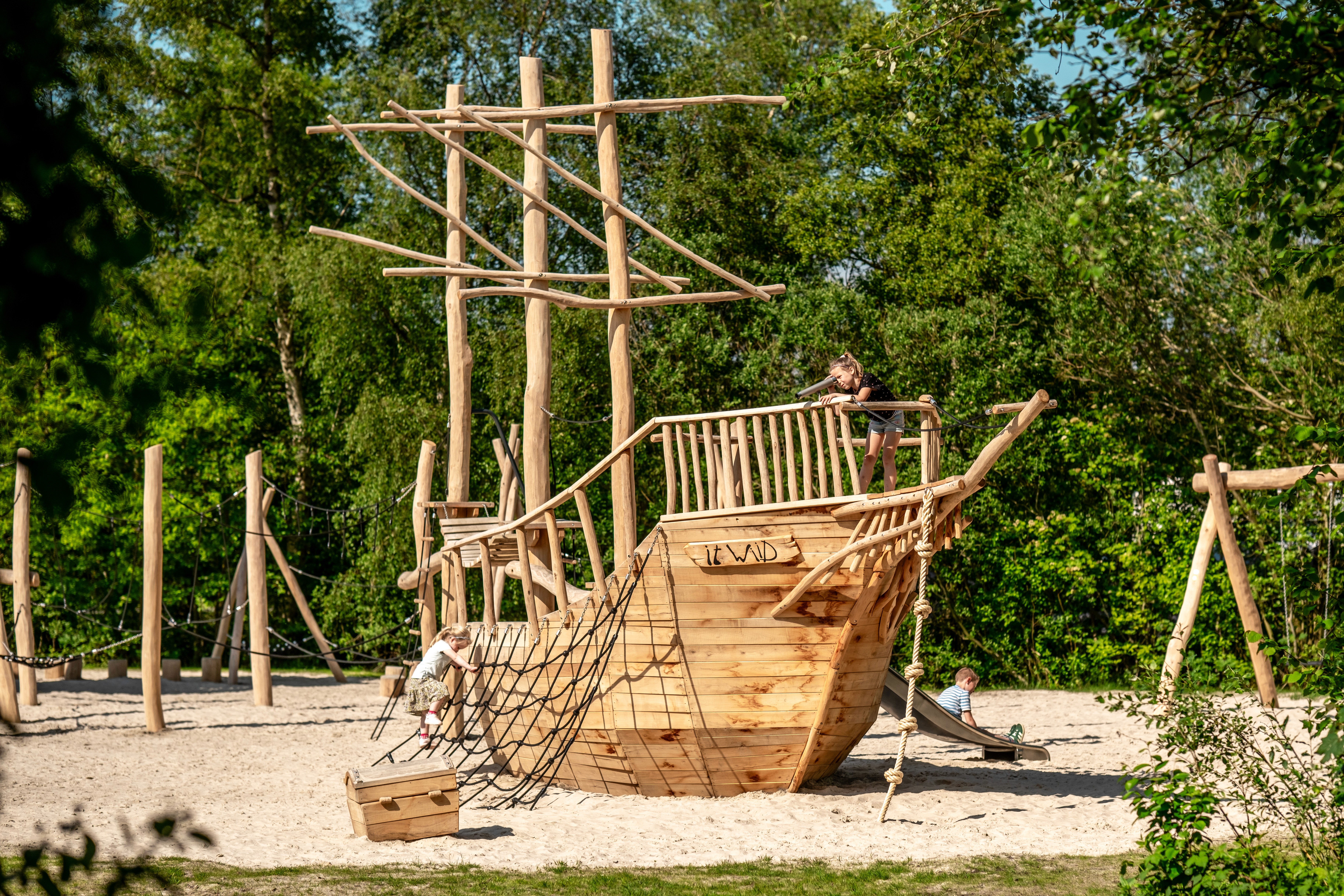 Spielgerät Segelschiff von der Firma Speelmatje aus Robinienholz von Robinio