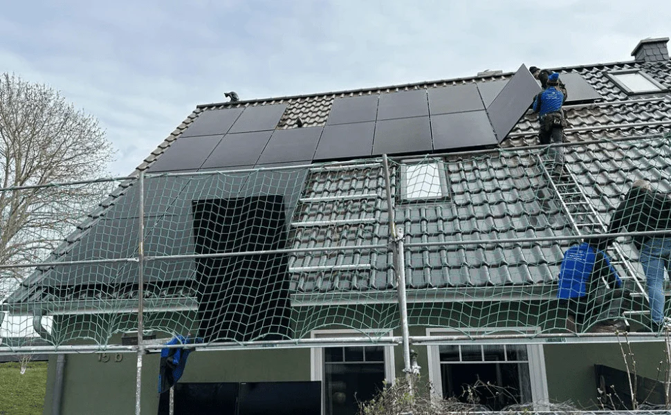 Installation von Solarmodulen auf einem Hausdach mit 25 Jahren Produktgarantie – hochwertige und langlebige Photovoltaiklösungen von Solartechnik Nordwest