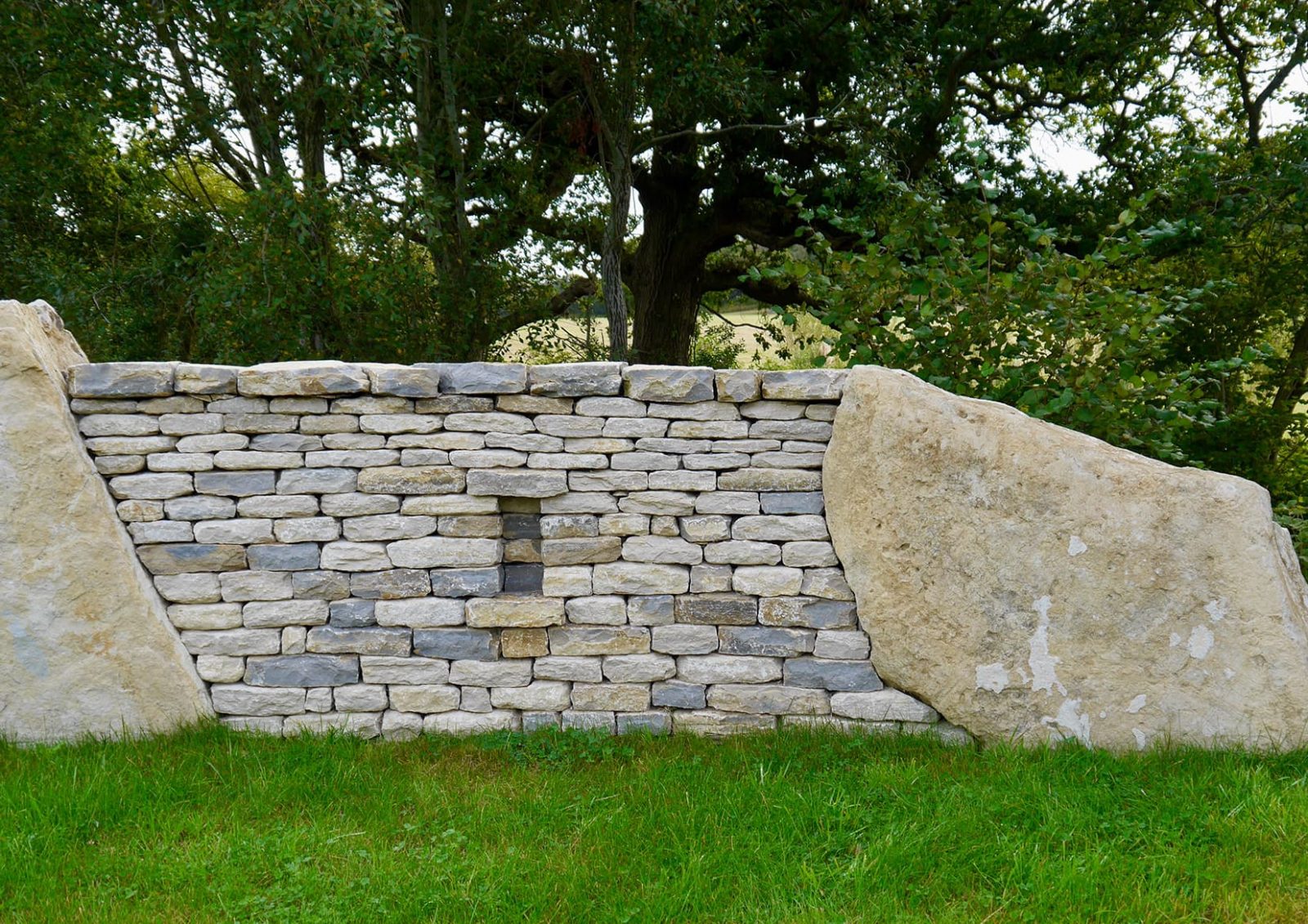 Trockenmauerkunstwerk Trockensteinmauer mit Nische von Andrew Loudon