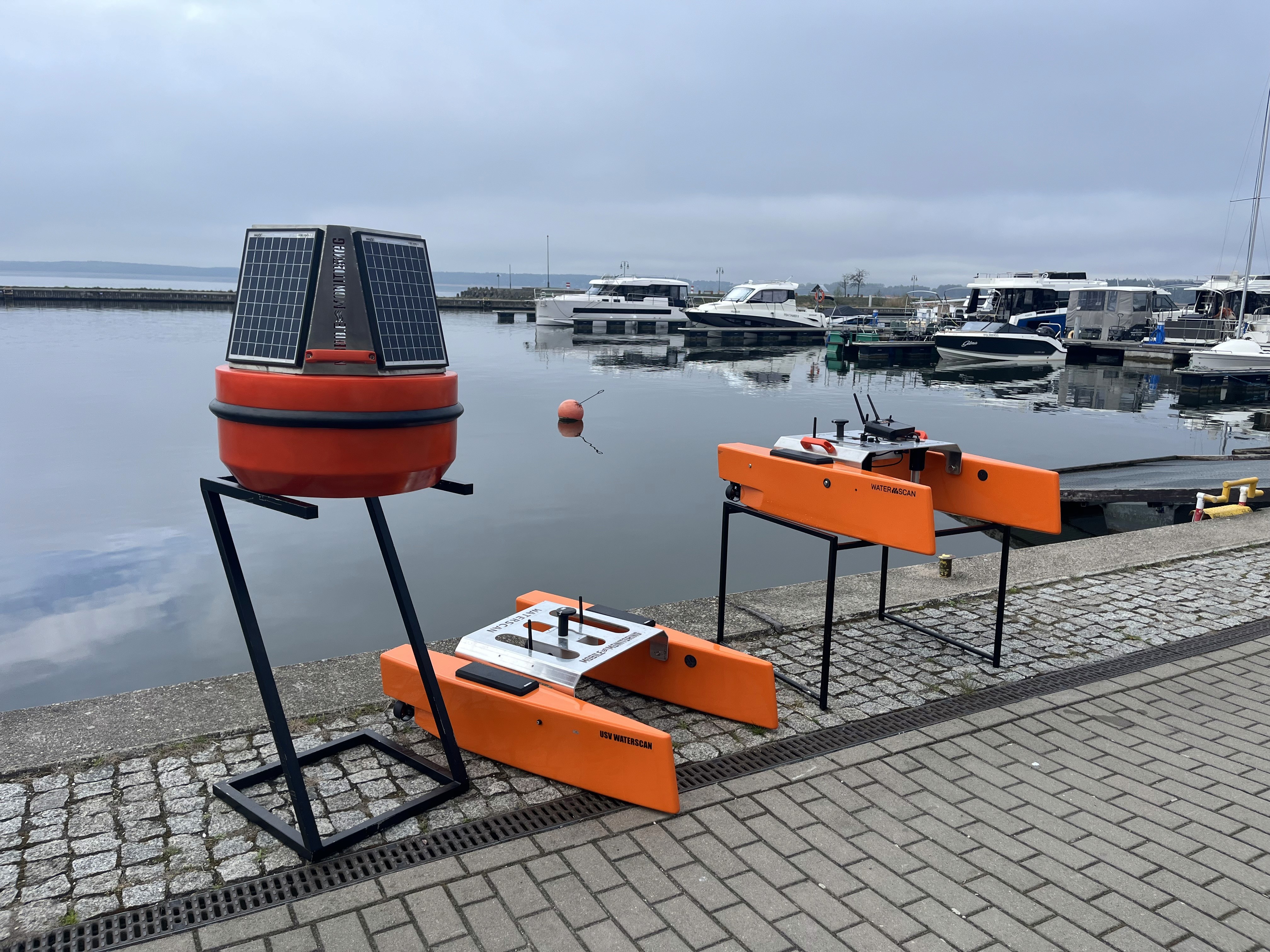 3 produkty firmy mobilemonitoring: boja pomiarowa i dwa drony usv