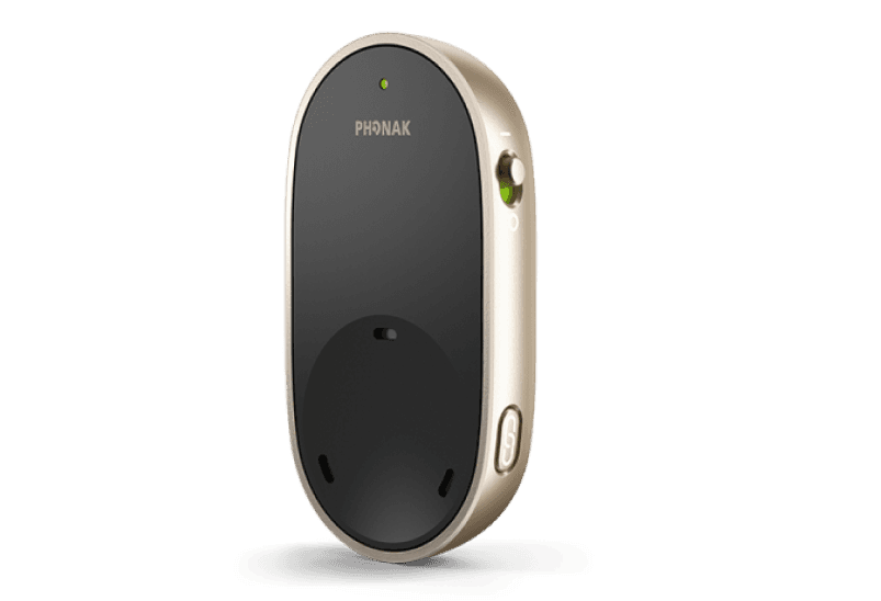 Le Phonak PartnerMic est un accessoire pour appareil auditif qui améliore la compréhension de la parole dans le bruit en transmettant la voix de votre interlocuteur directement dans vos aides auditives.