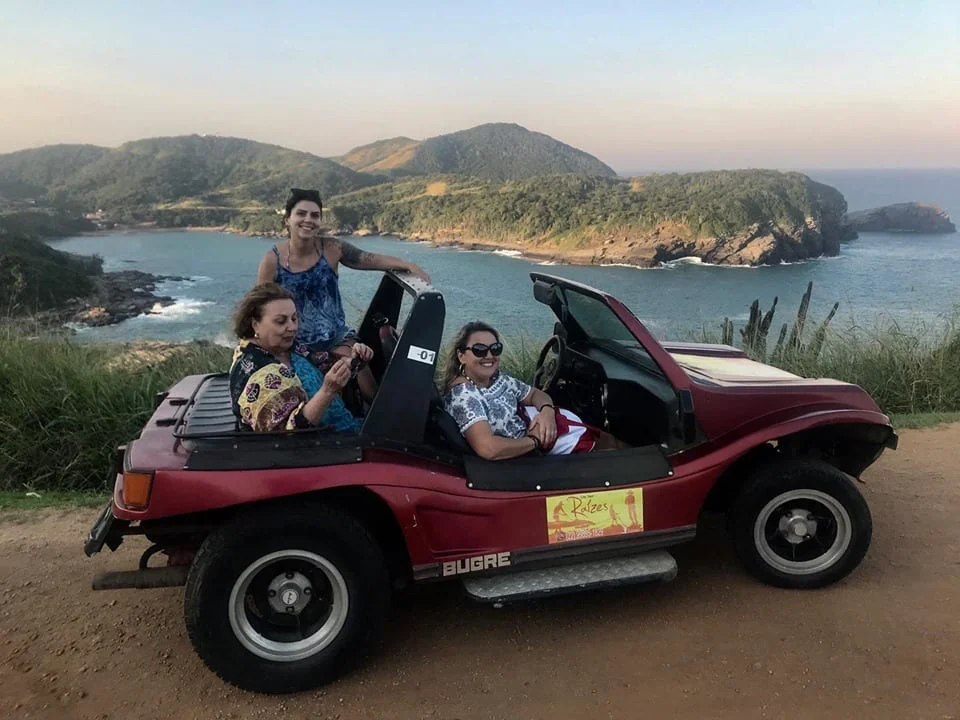Família em passeio de buggy no Mirante do Forno em Arraial do Cabo