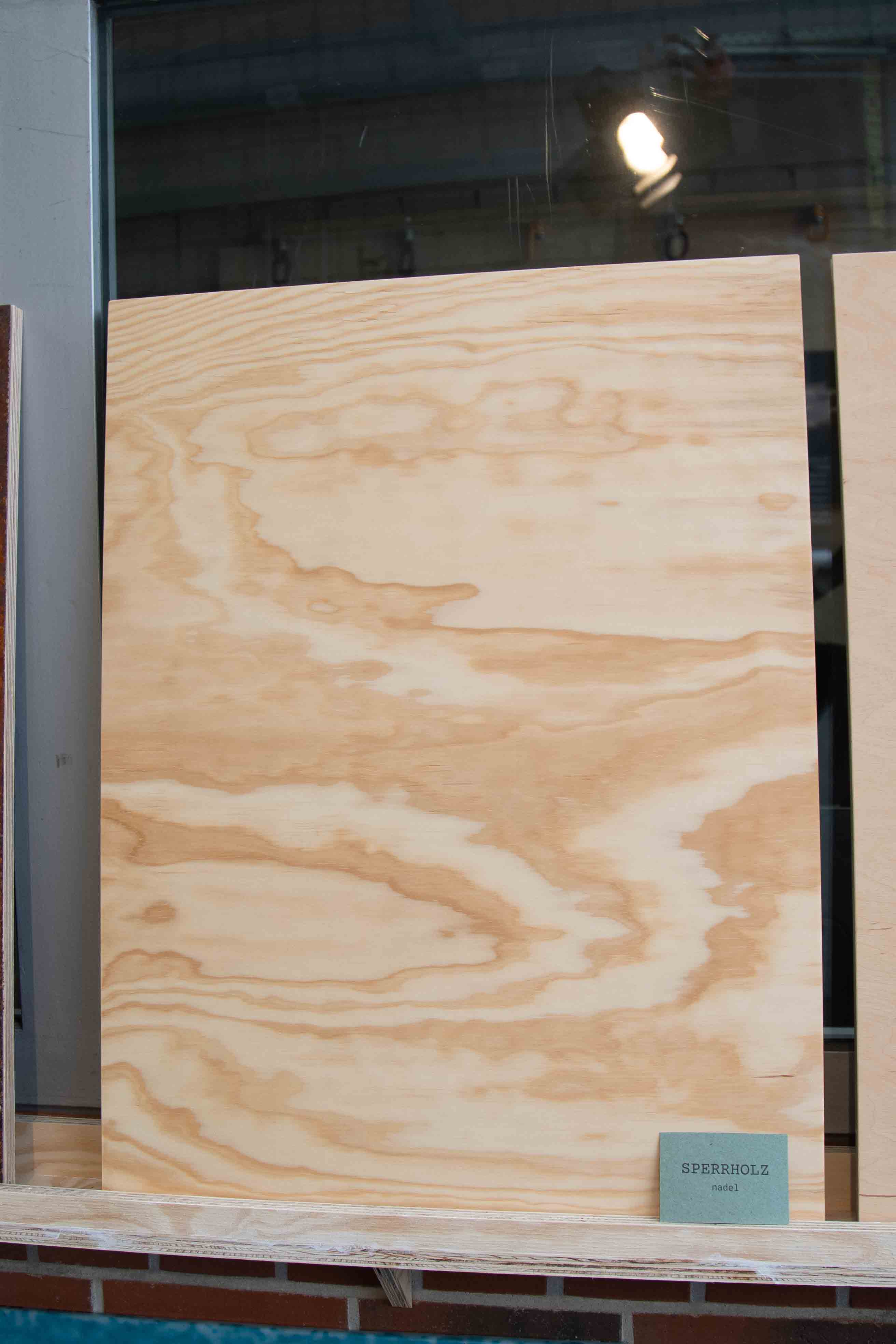 Detailaufnahme der Wellenstruktur der Akustiklampe aus Holz, zeigt Material und handgefertigte Verarbeitung