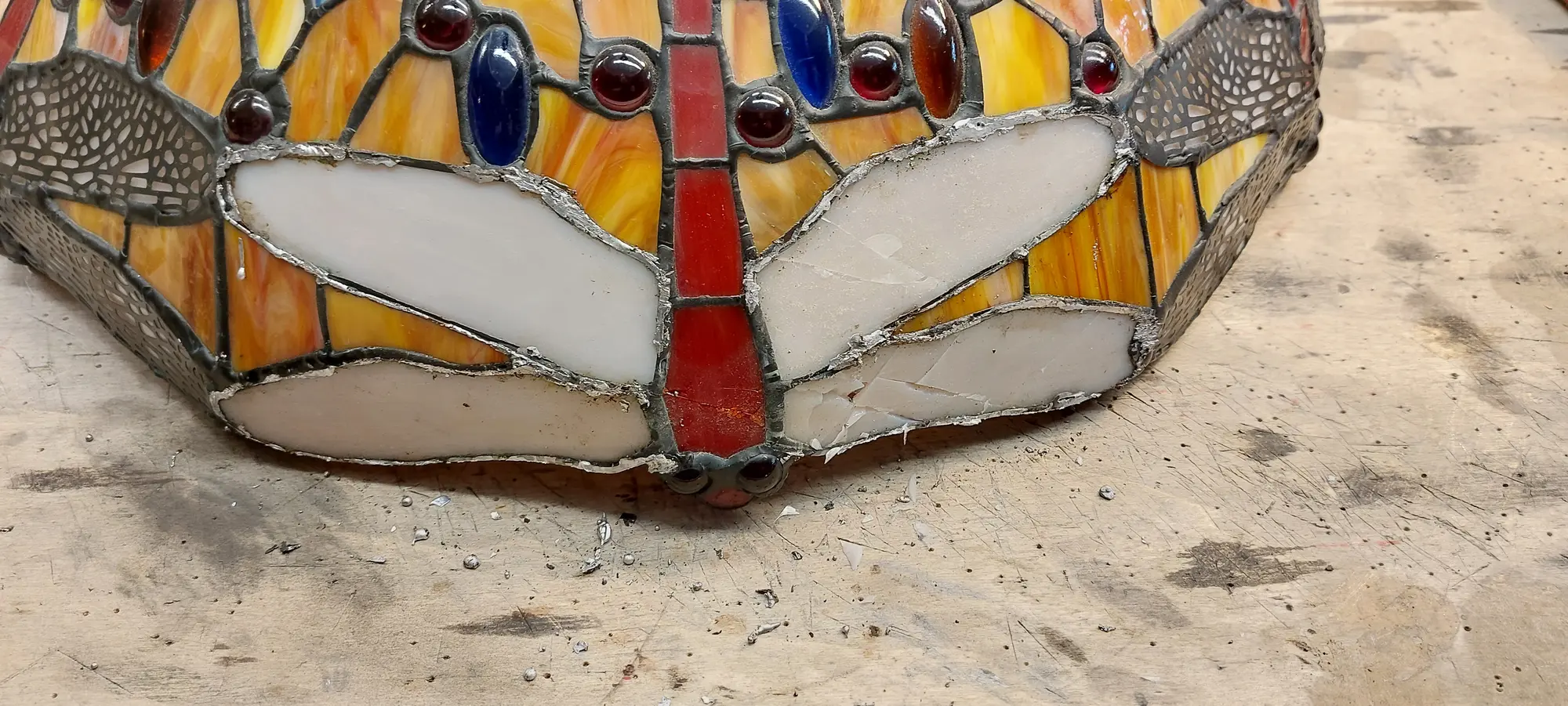 Tiffany lamp - libelle tijdens restauratie
