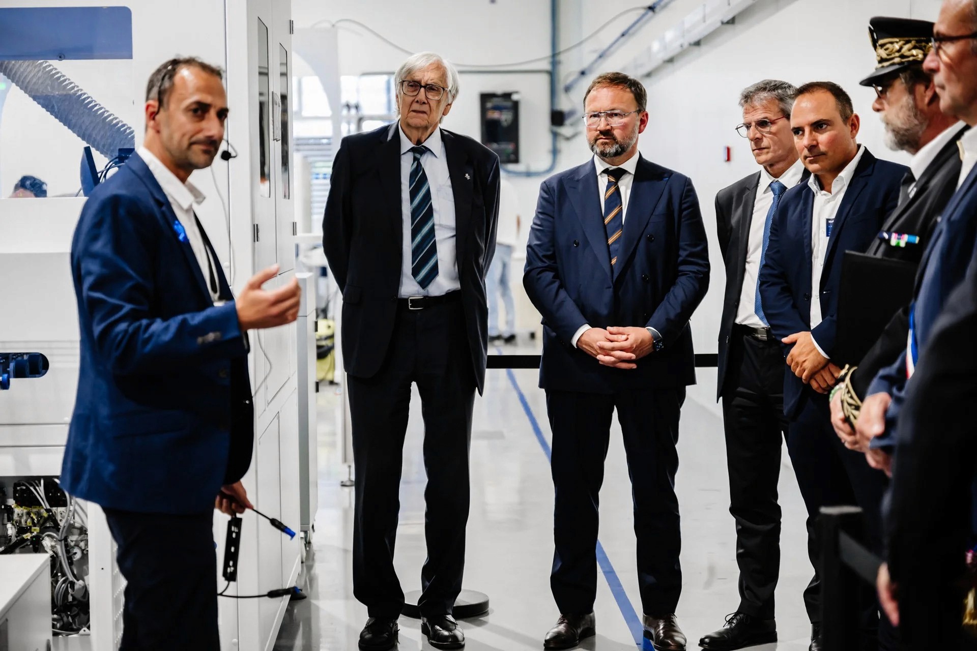 Visite de la nouvelle chaîne de production avec explications de l'un des fondateurs devant les personnalistés publiques présentes