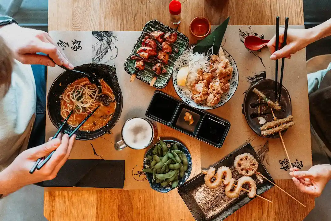 Stół z daniami w Mugi Izakaya w Warszawie