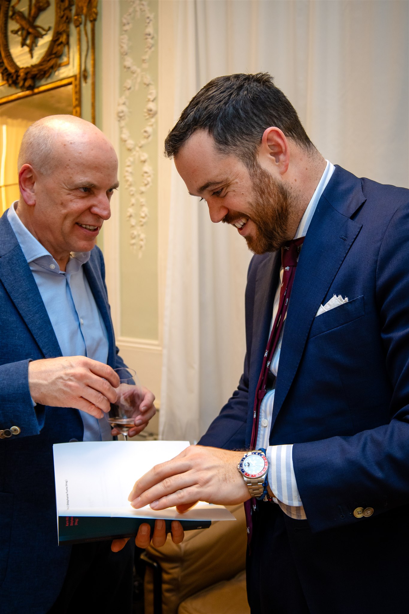 Guest receiving the Recht KI book during launch event in Zurich