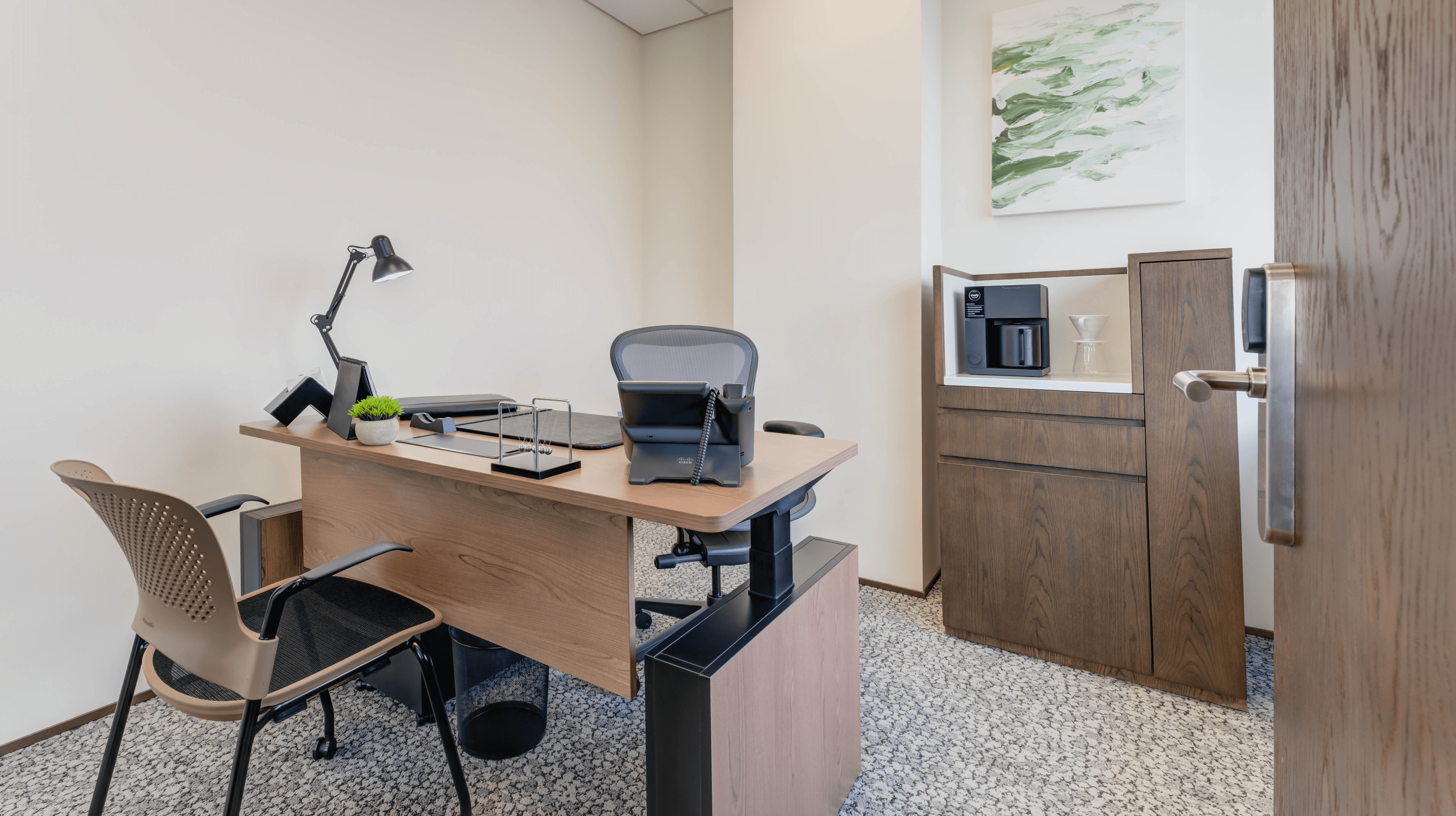 مكتب داخلي خاص مُجهز بكافة الخدمات.