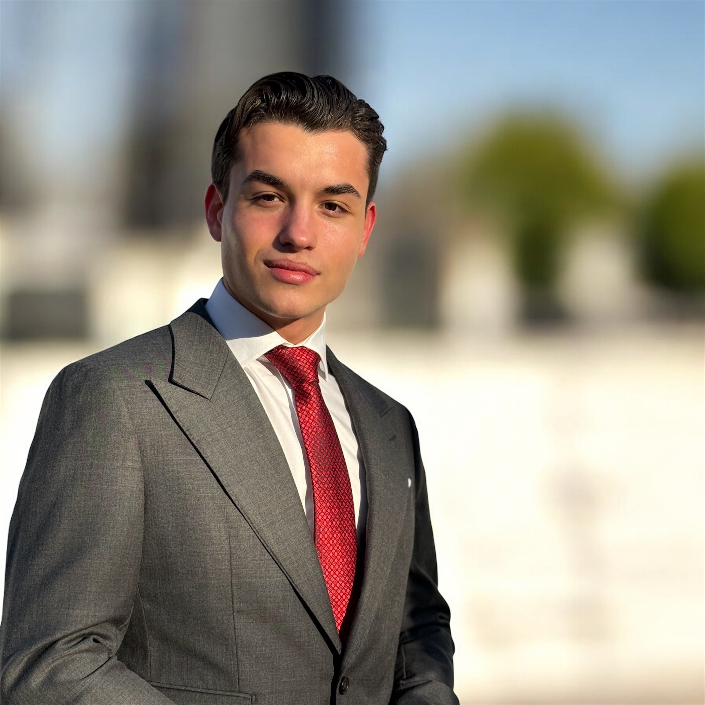 man wearing black notched lapel suit jacket in focus photography