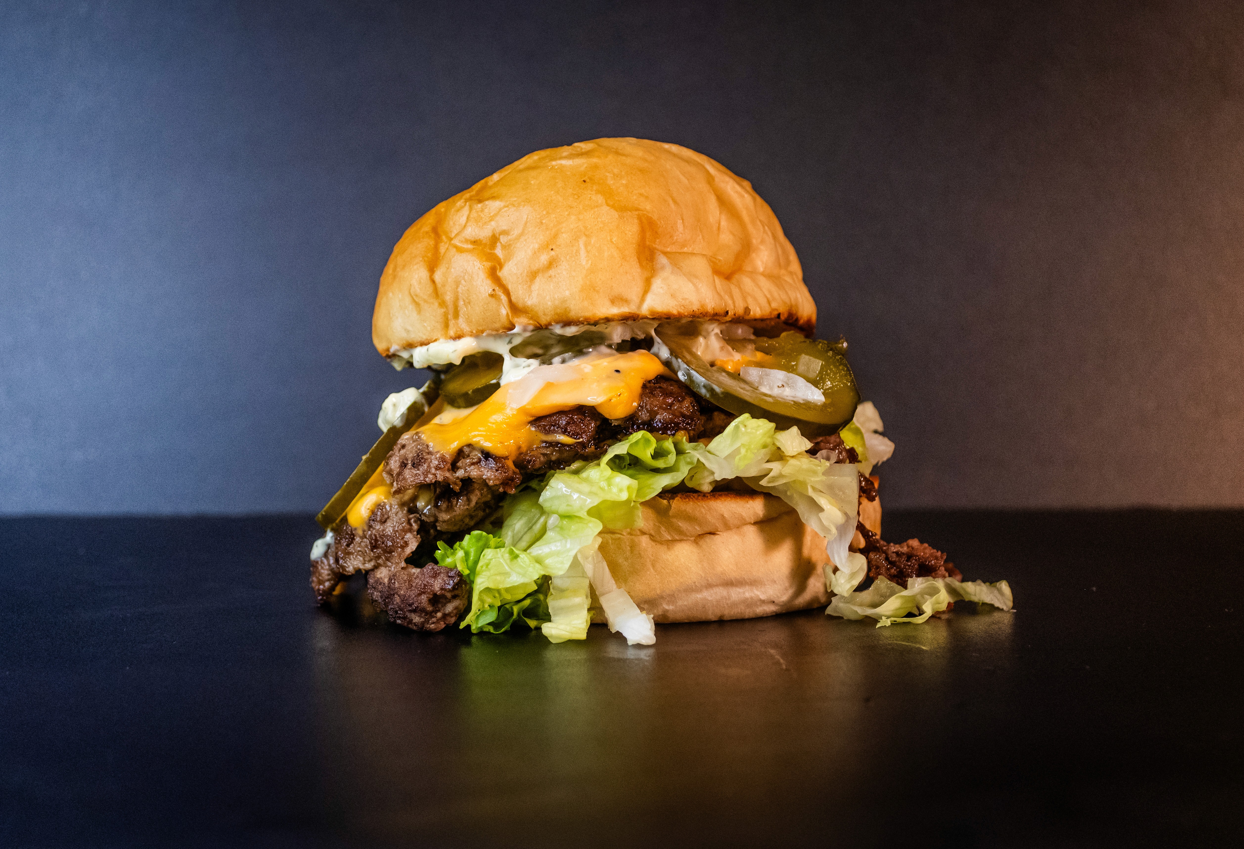 hamgurguesa smash con Lechuga, cebolla, cheddar, pepinillos, salsa Big.