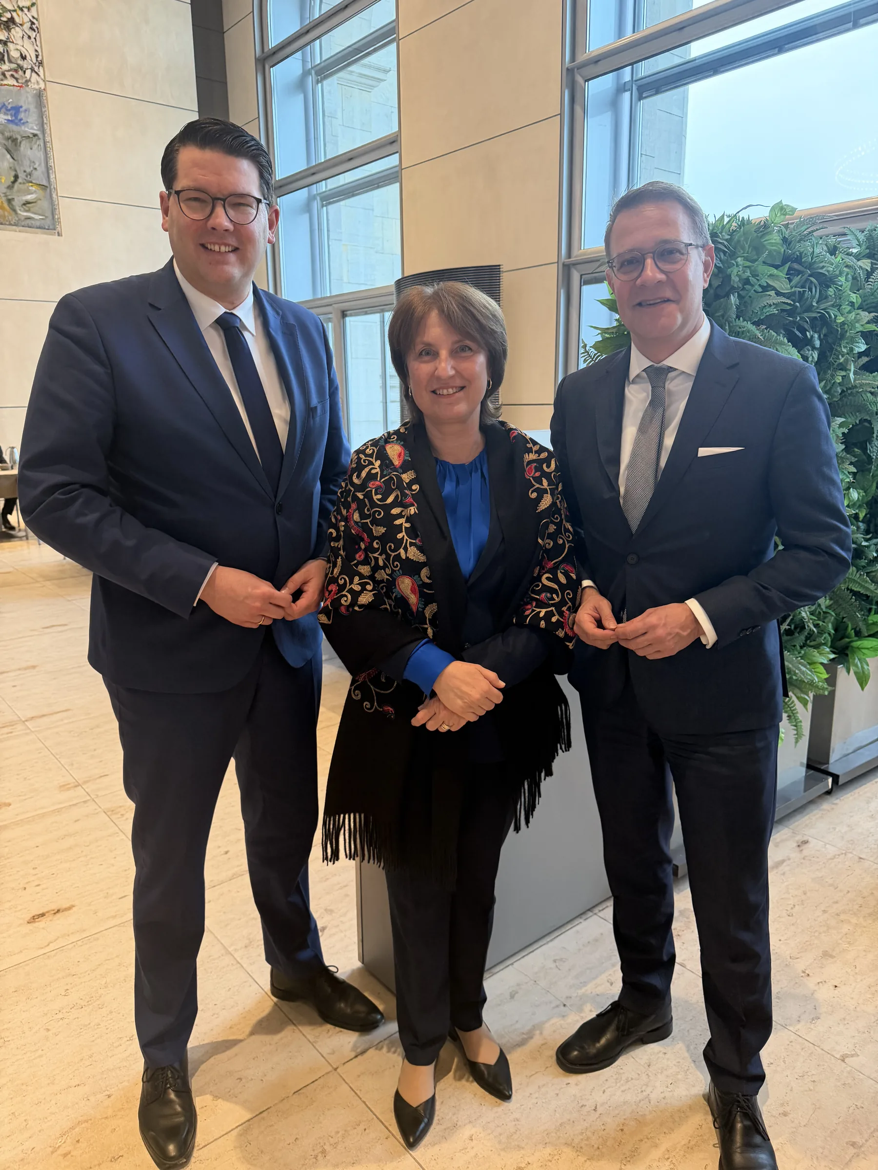 Adrian Grasse steht gemeinsam mit der rumänischen Botschafterin Adriana-Loreta Stănescu und dem CDU-Bundestagsabgeordneten Joachim Ebmeyer bei einem Treffen.