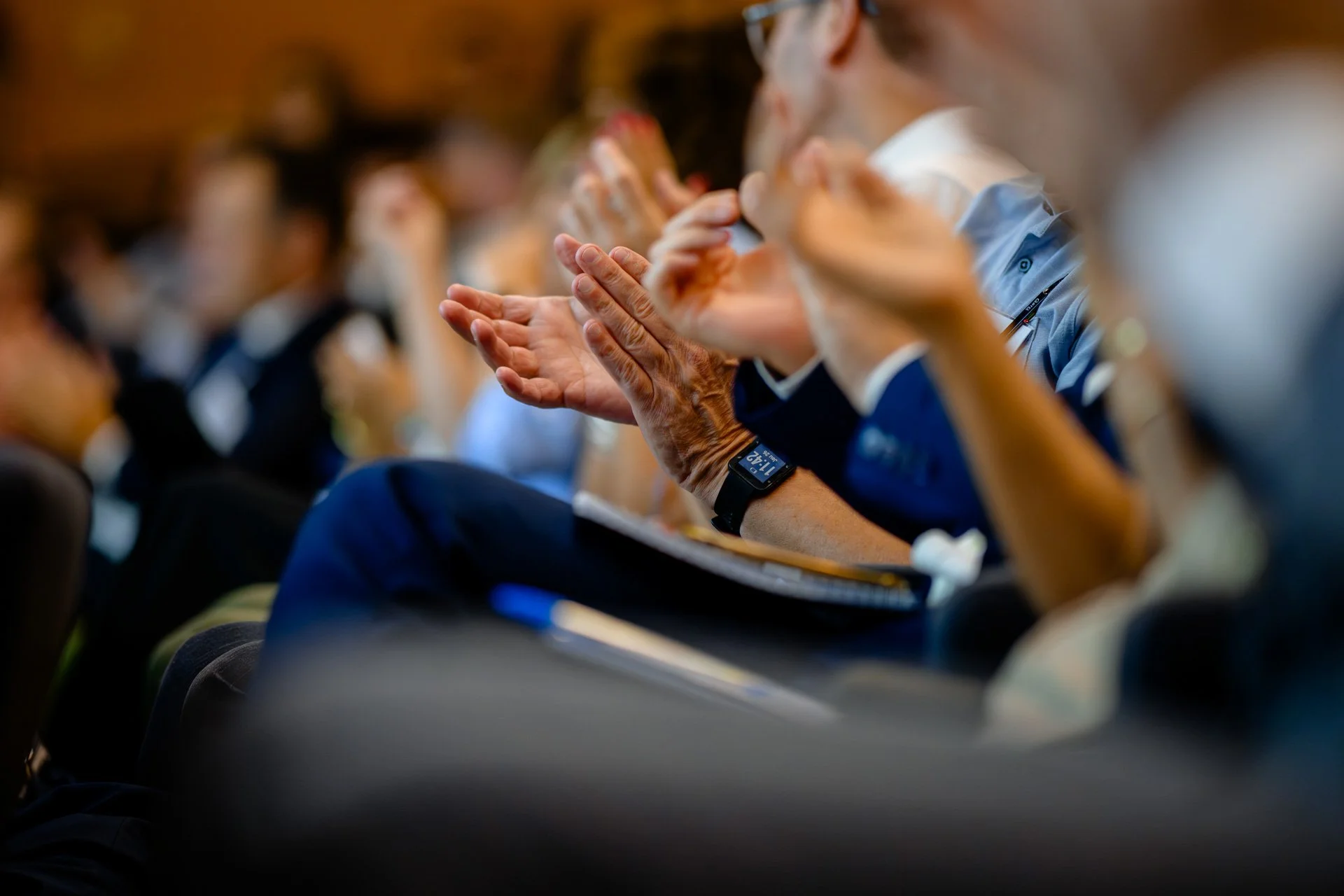 Plan rapproché d'apllaudissements du public en fin de conférence