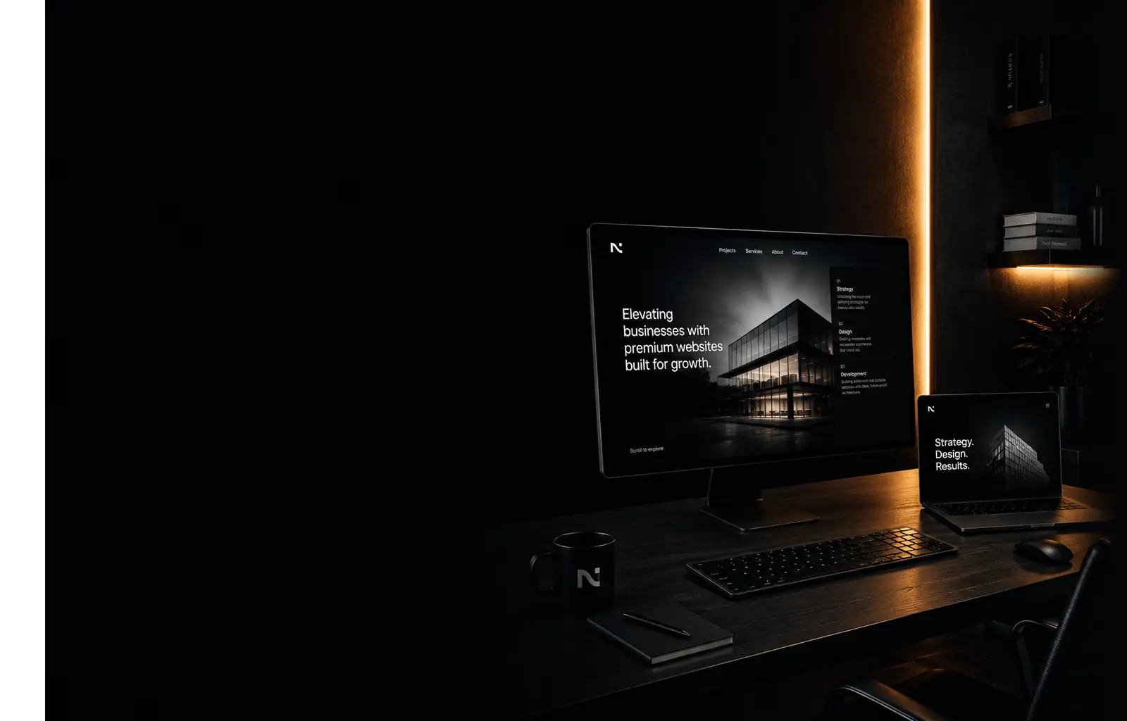 Birou cinematic avand calculator si laptop cu logo Naio