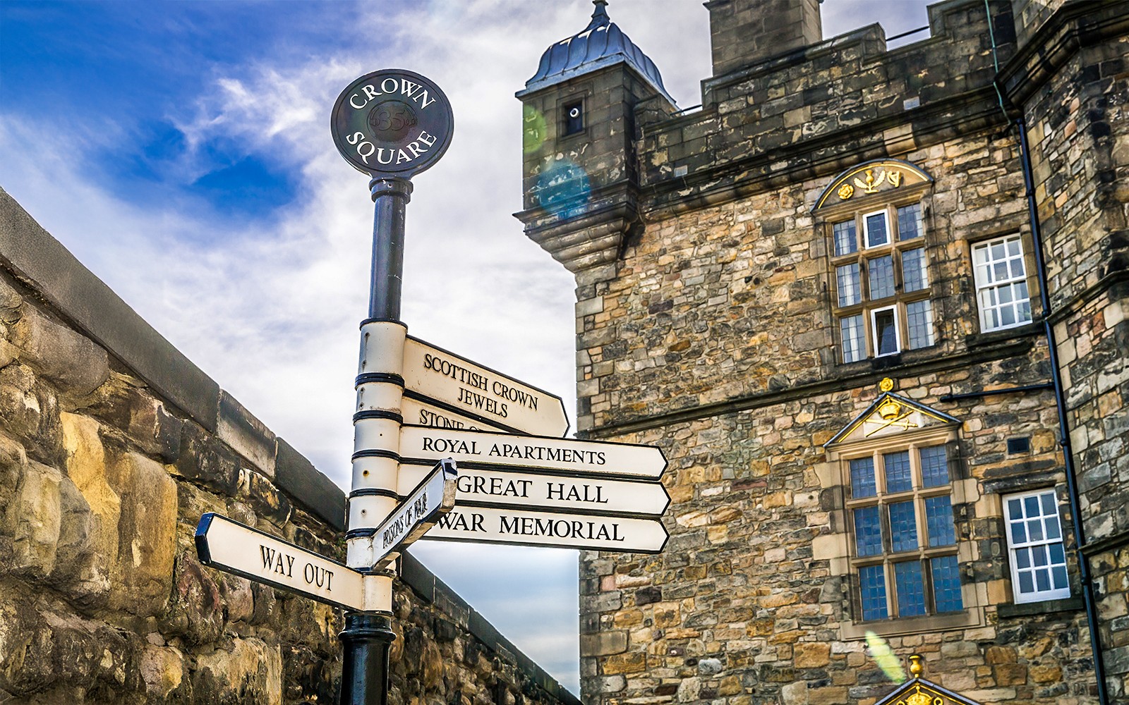 Toegang tot Edinburgh Castle met borden van de Harry Potter-tour in Edinburgh, Schotland.