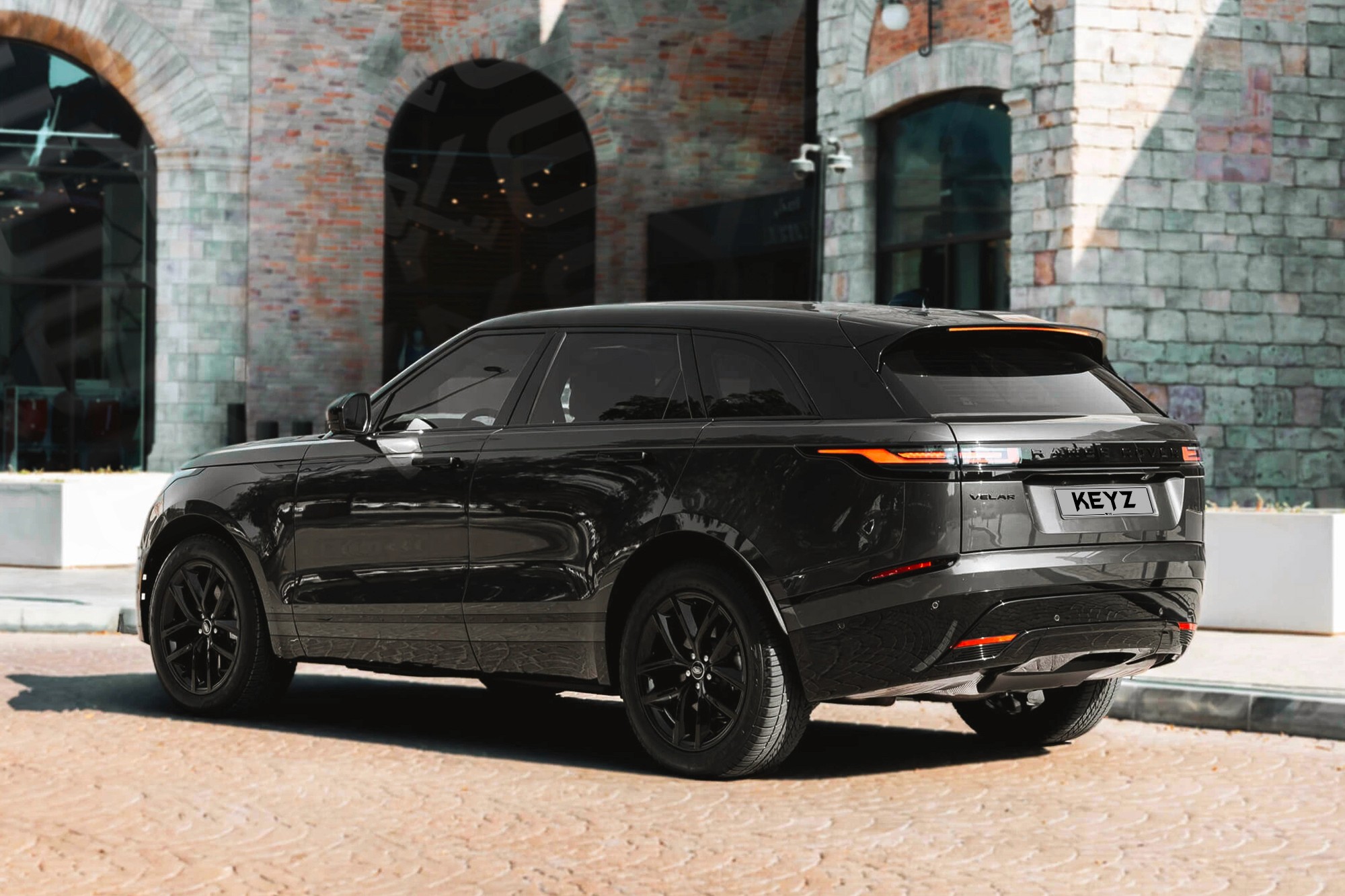 Vue extérieure arrière Range Rover Velar Gris – Location SUV à Dubaï | Keyz Rent