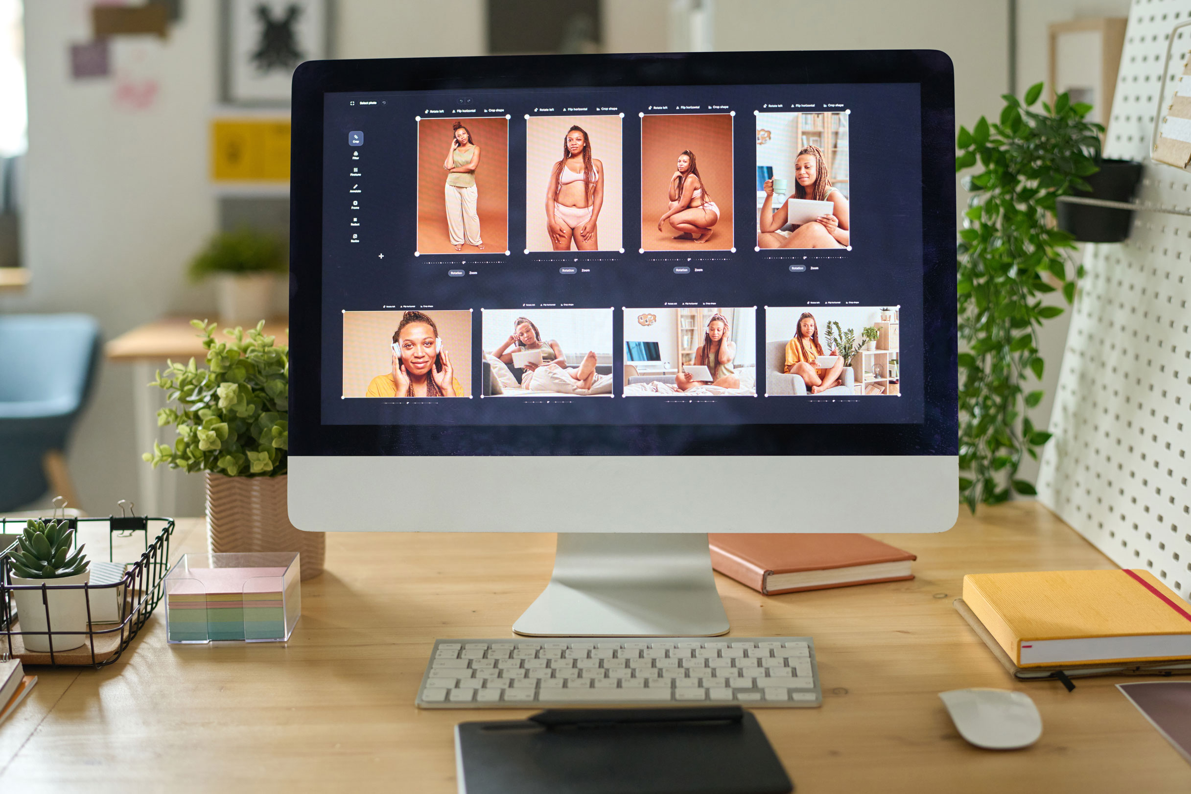 Nowoczesne biurko projektanta stron internetowych z komputerem stacjonarnym wyświetlającym program do obróbki zdjęć oraz tabletem graficznym