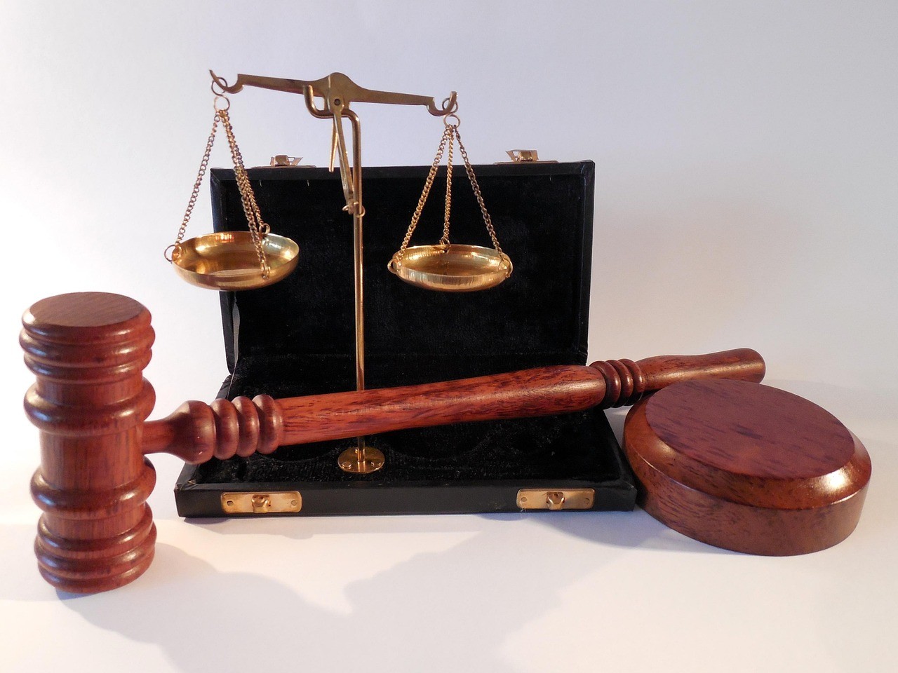 hammer,-libra,-dish,-justice,-law,-jurisdiction,-paragraph,-order,-regulation,-j - succo (pixabay)