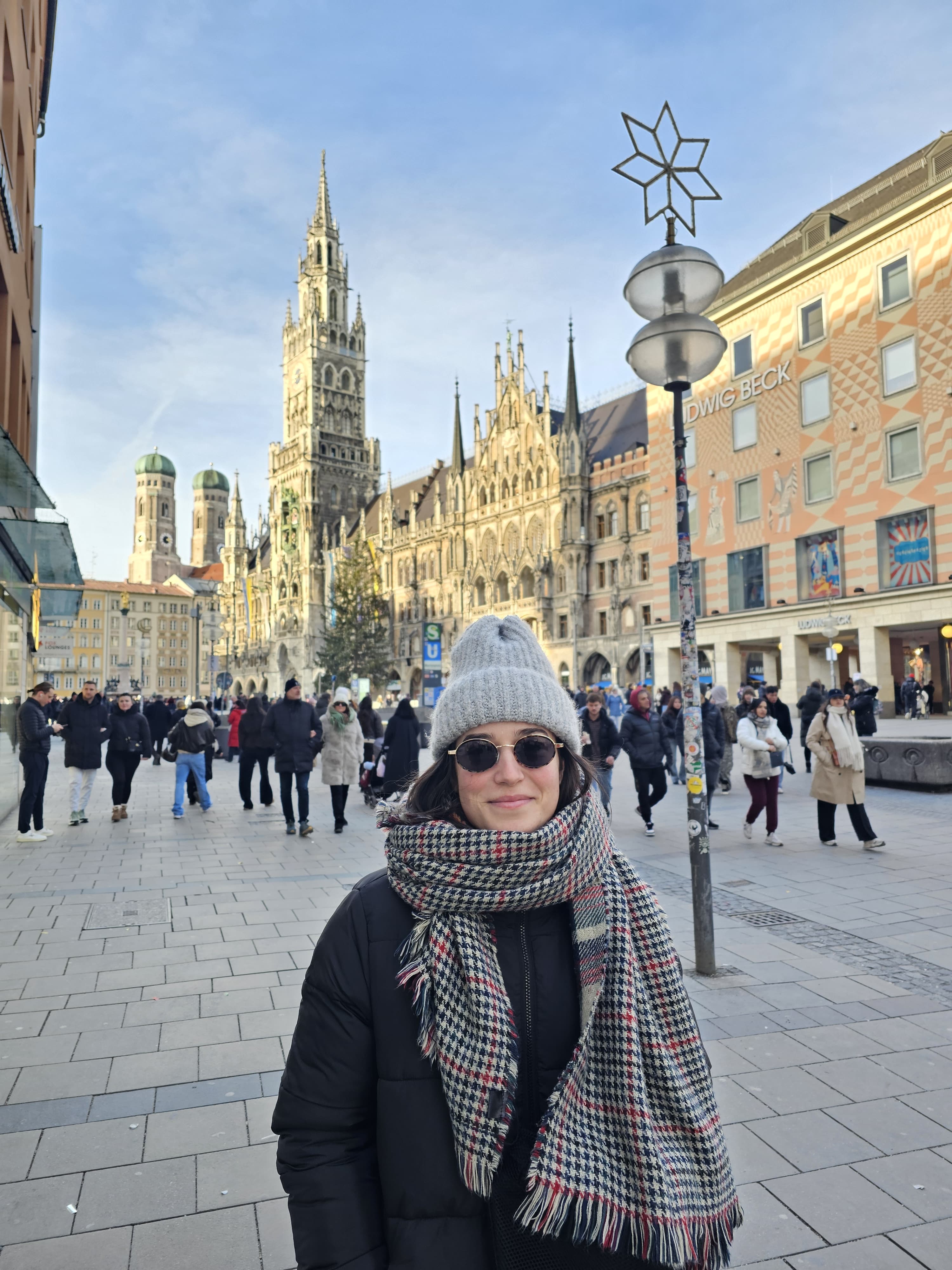 La Núria aguanta un ordinador cap al cel. Disseny web, desenvolupament web.