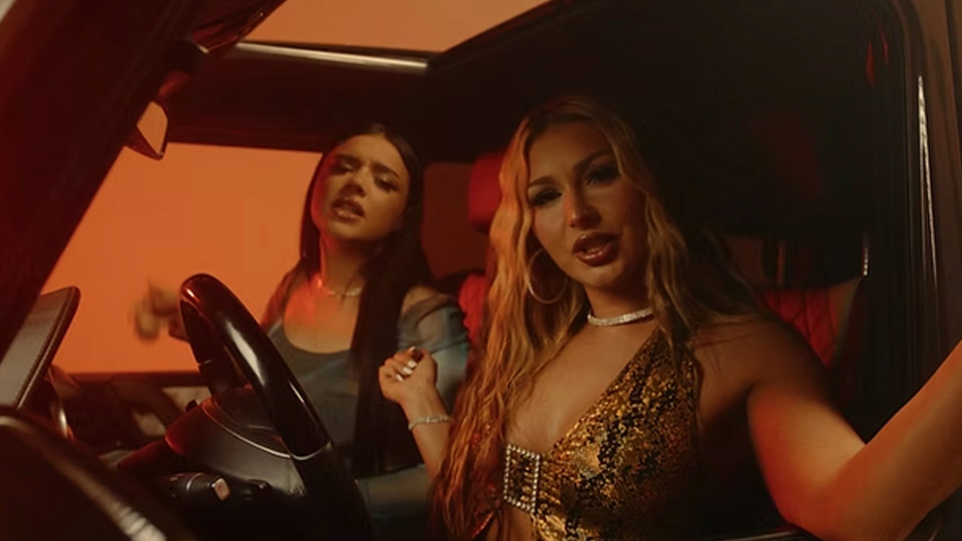 ROTE MÜTZE RAPHI x KATY B DIAMOND x ACHTABAHN - CHLOÉ (OFFICIAL VIDEO), dancer in front of camera, schwarz weiß biod tanz gruppe