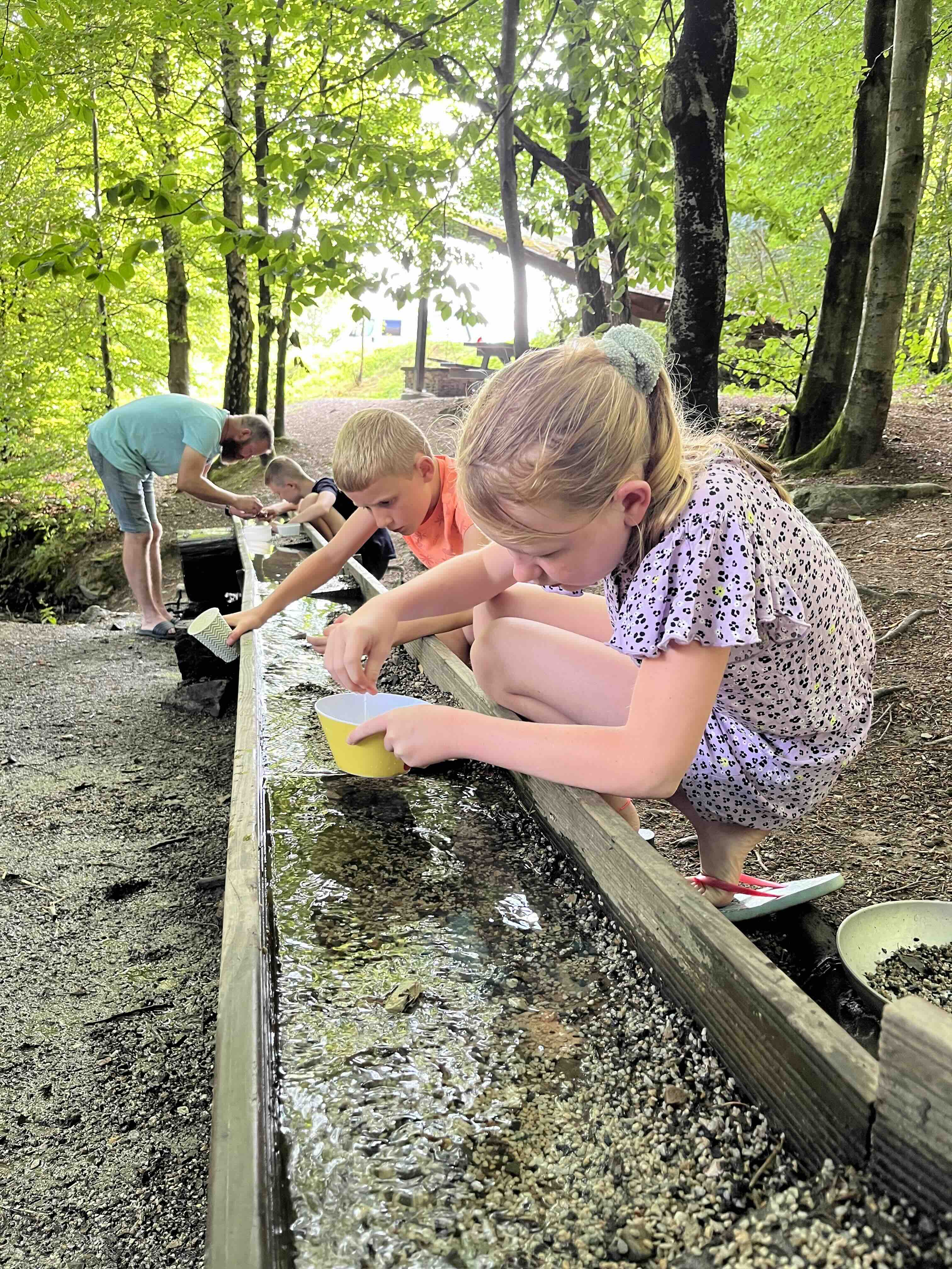 Children at the gold digger during panning