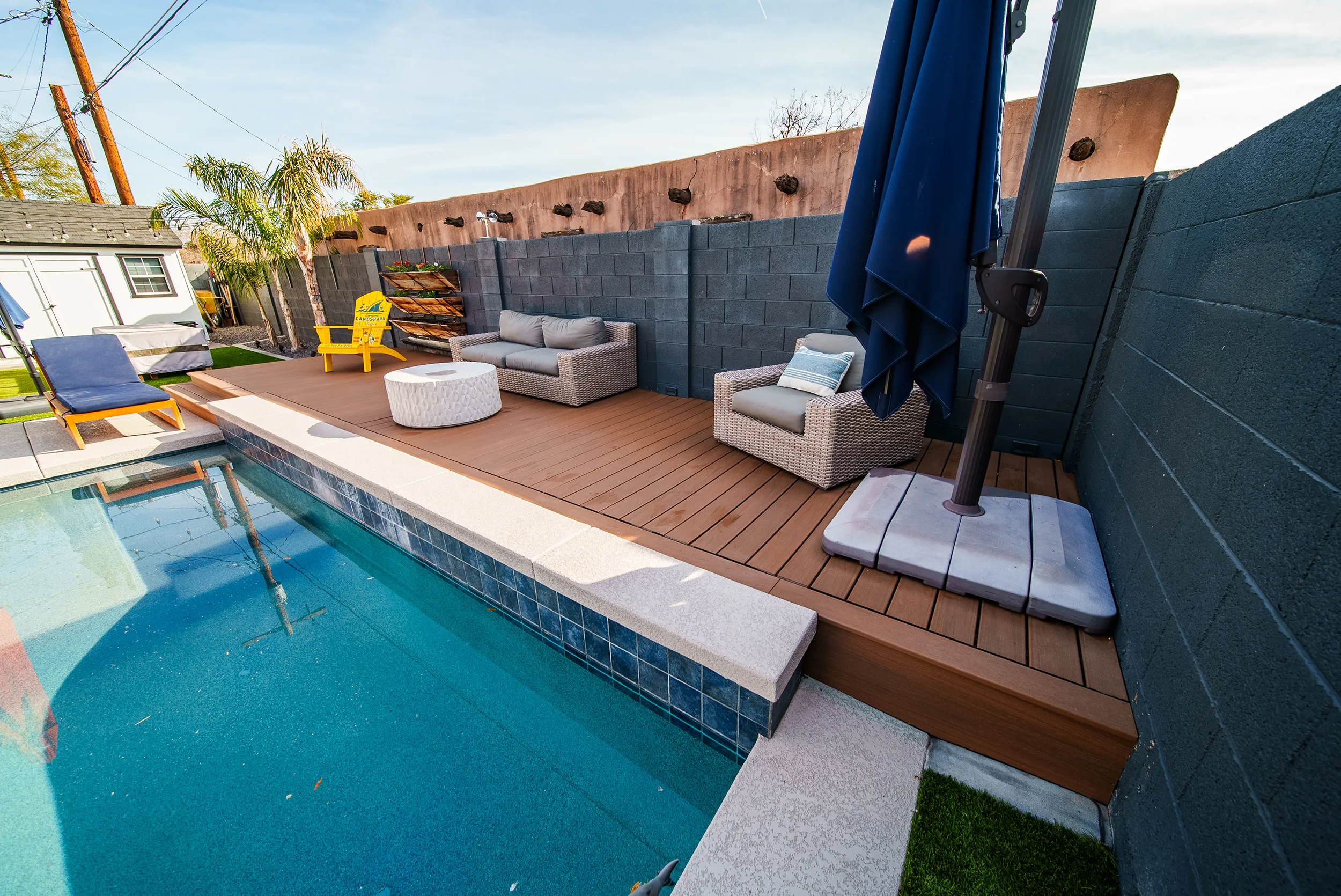 HBC Desks – A Contemporary Poolside Sanctuary with Trex Transcend Lineage decking