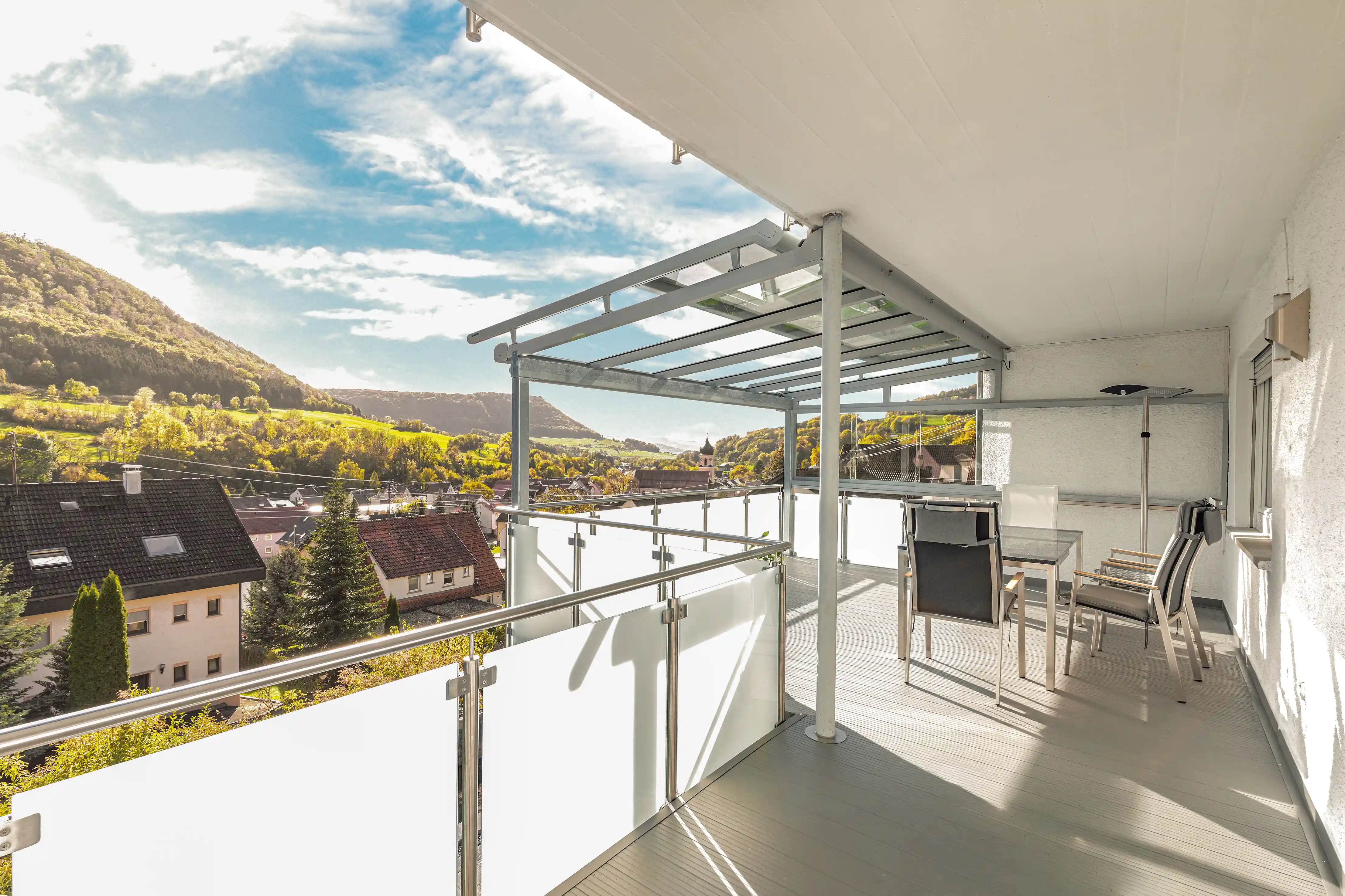 Terrassenüberdachung auf Balkon mit Glasgeländer als Panoramaaufnahme mit schönem Ausschau