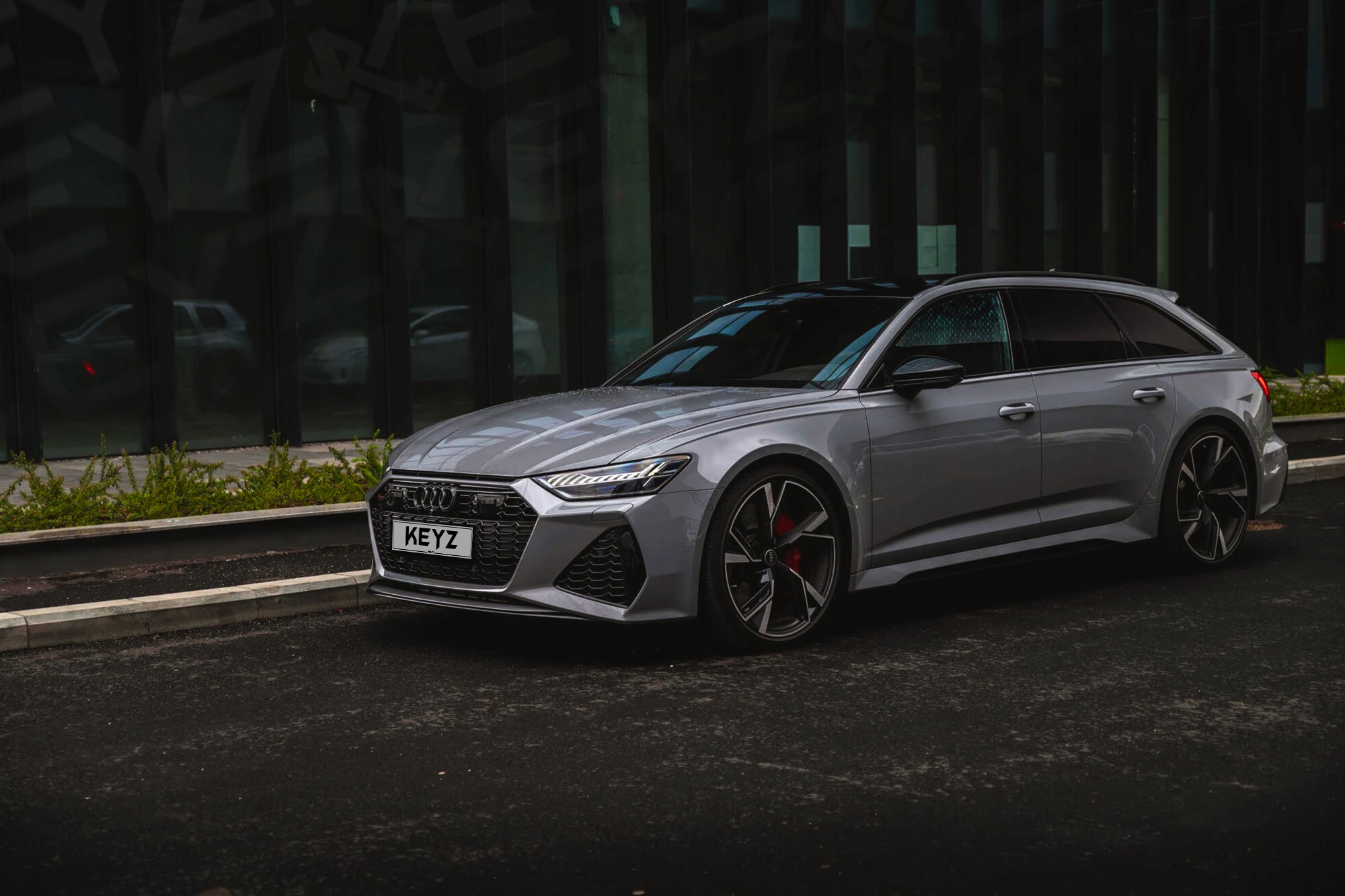Vue extérieure Audi RS6 Gris – Location Sportive à Dubaï | Keyz Rent