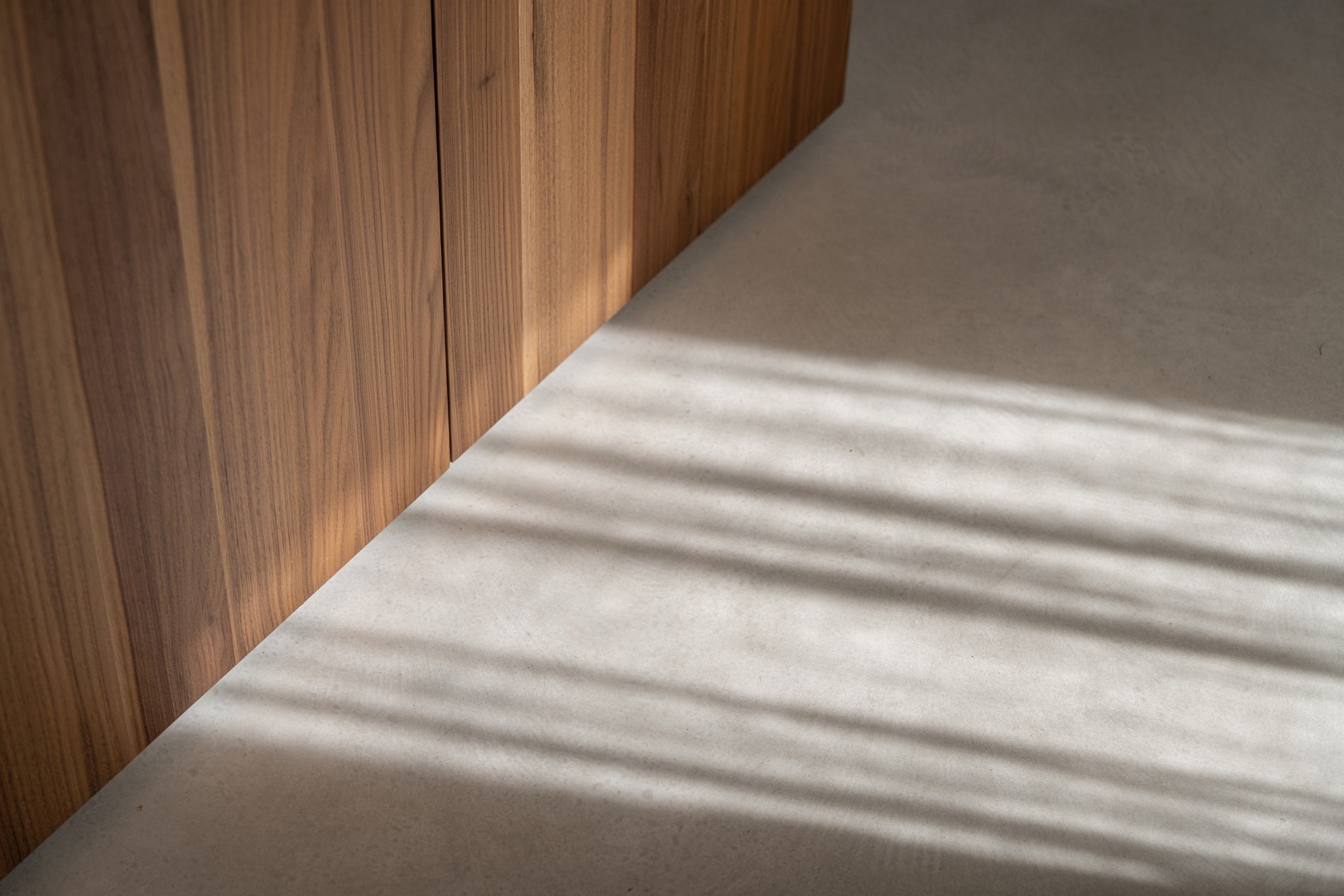 Foto di dettaglio architetturale di pavimento in microcemento di Idealwork_foto realizzate da nearlight studio fotografico