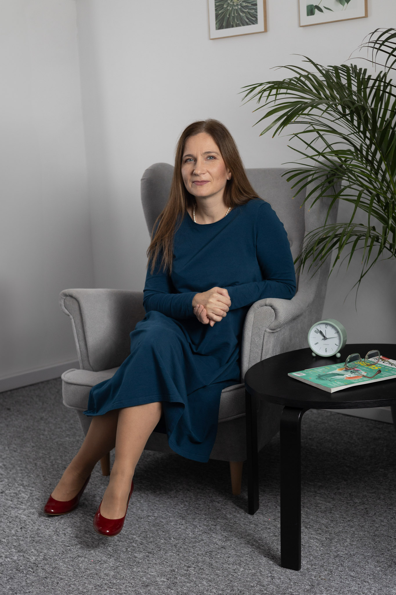 Portret psychoterapeutki Marty Podwojskiej na jasnym tle