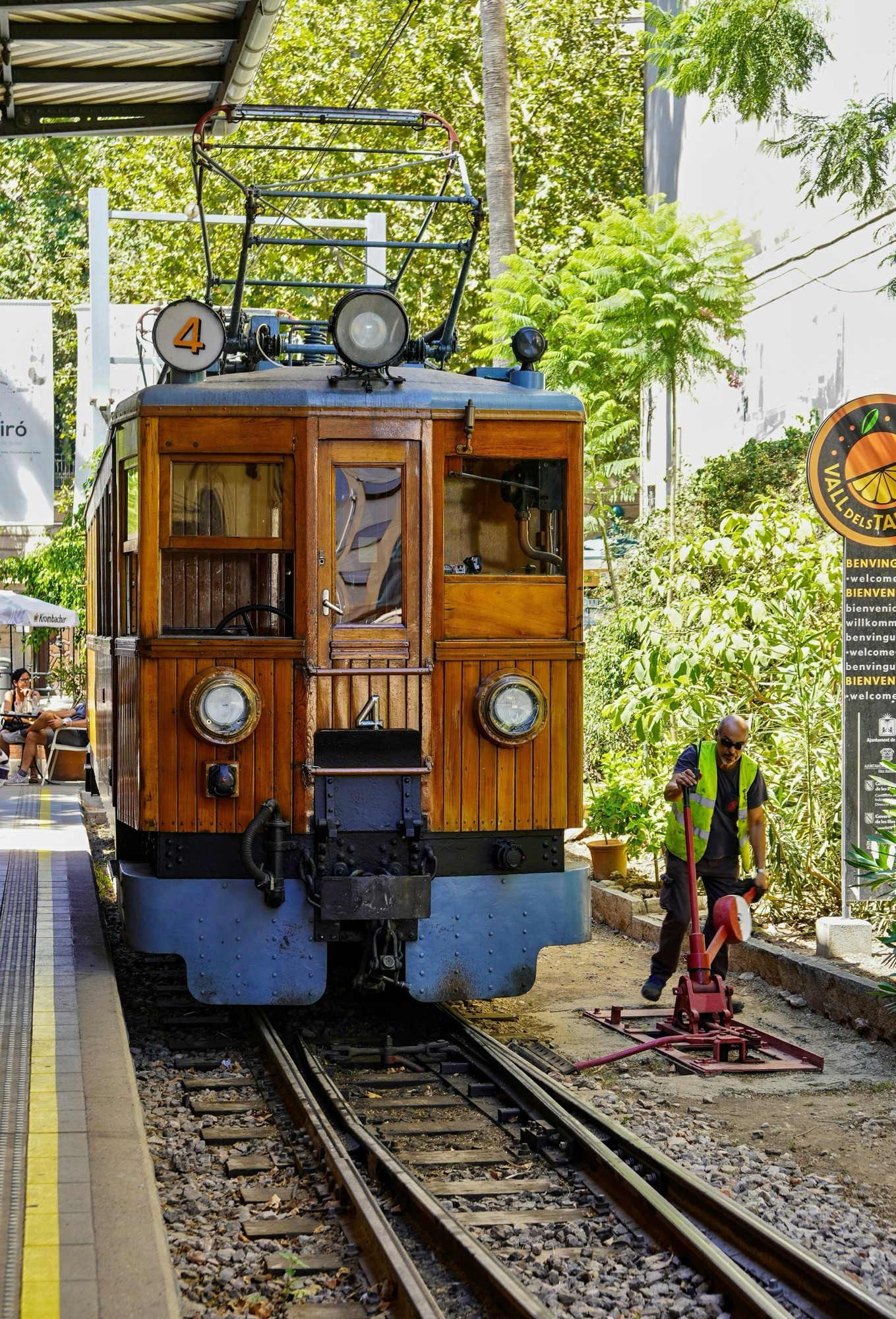 Interior de madera de un vagón del tren de Sóller