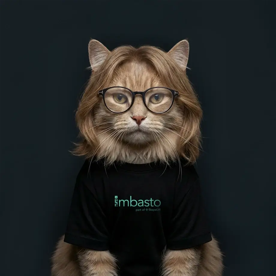 Marco Günay, Developer – Humorvolles Porträt als Katze mit Brille und Firmen-Shirt.