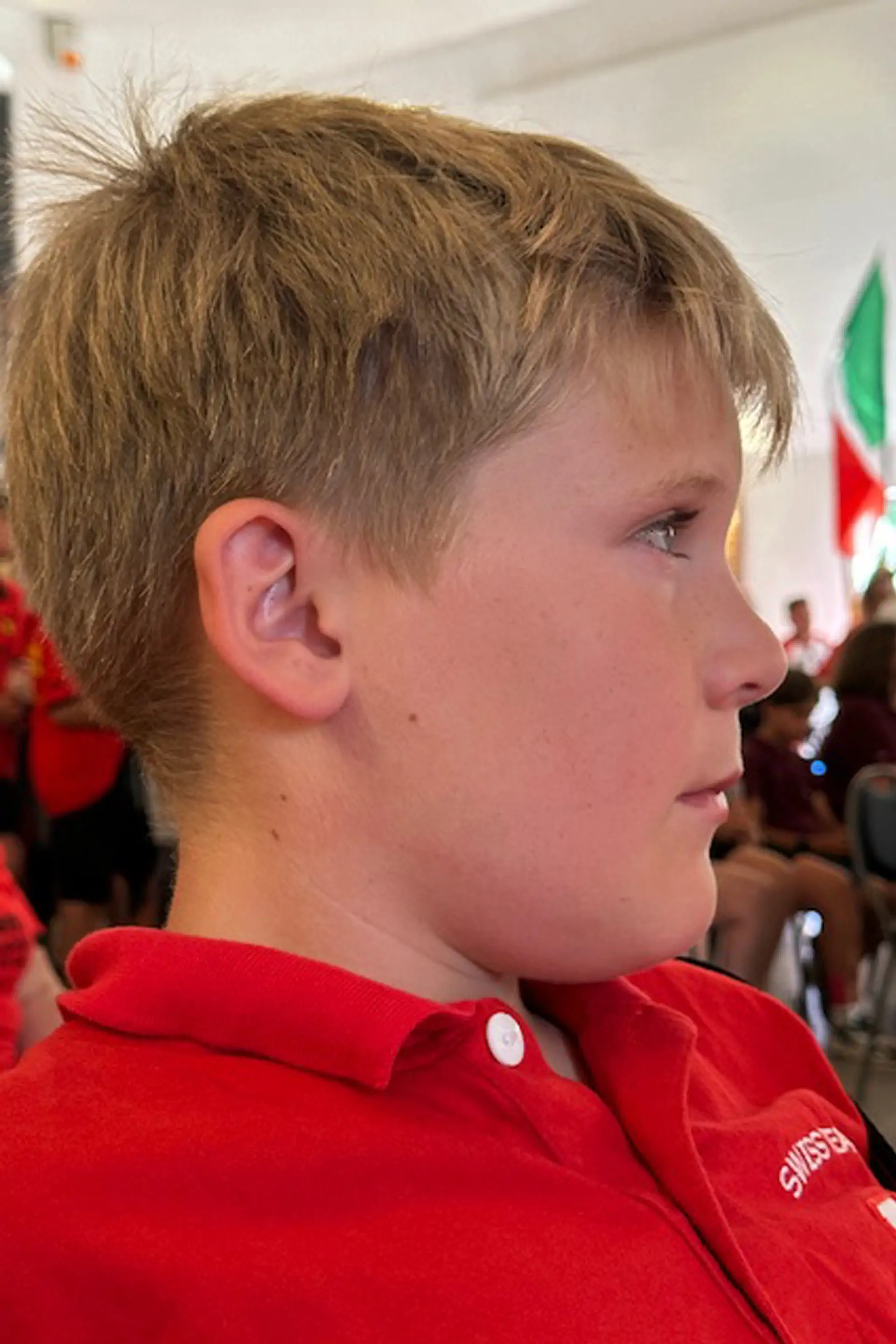 Nicolas Binczak de profil en polo rouge de l'équipe suisse