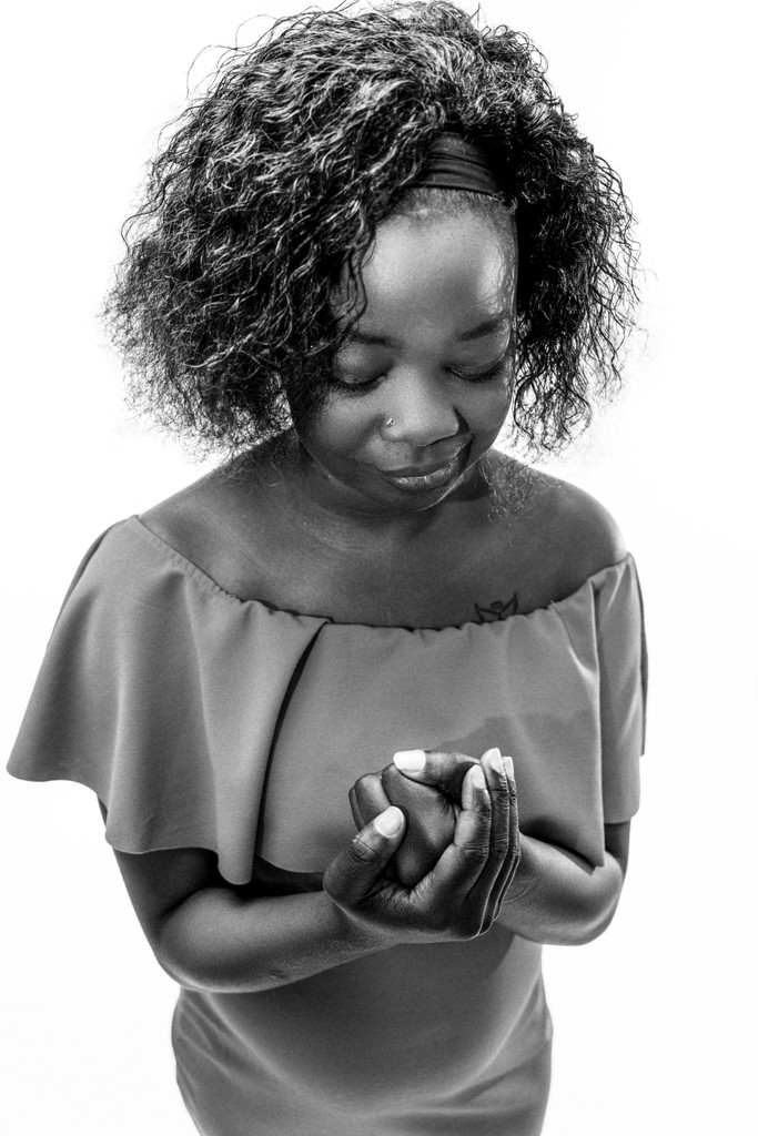 Tender embrace between bride and groom — a timeless fine art wedding portrait filled with quiet emotion. Tendre étreinte entre mariée et marié — portrait de mariage intemporel empreint d’une émotion silencieuse.