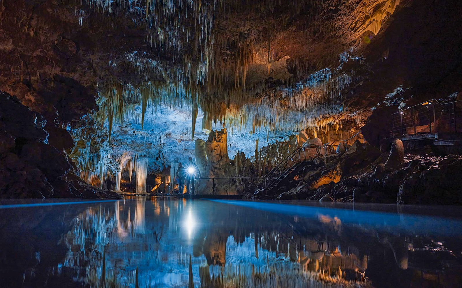 レイクケイブガイドツアー | マーガレットリバーの洞窟を探検しましょう