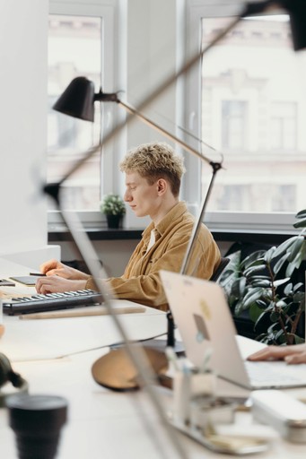 Företagare arbetar med digital factoring och kassaflödeslösningar för företag