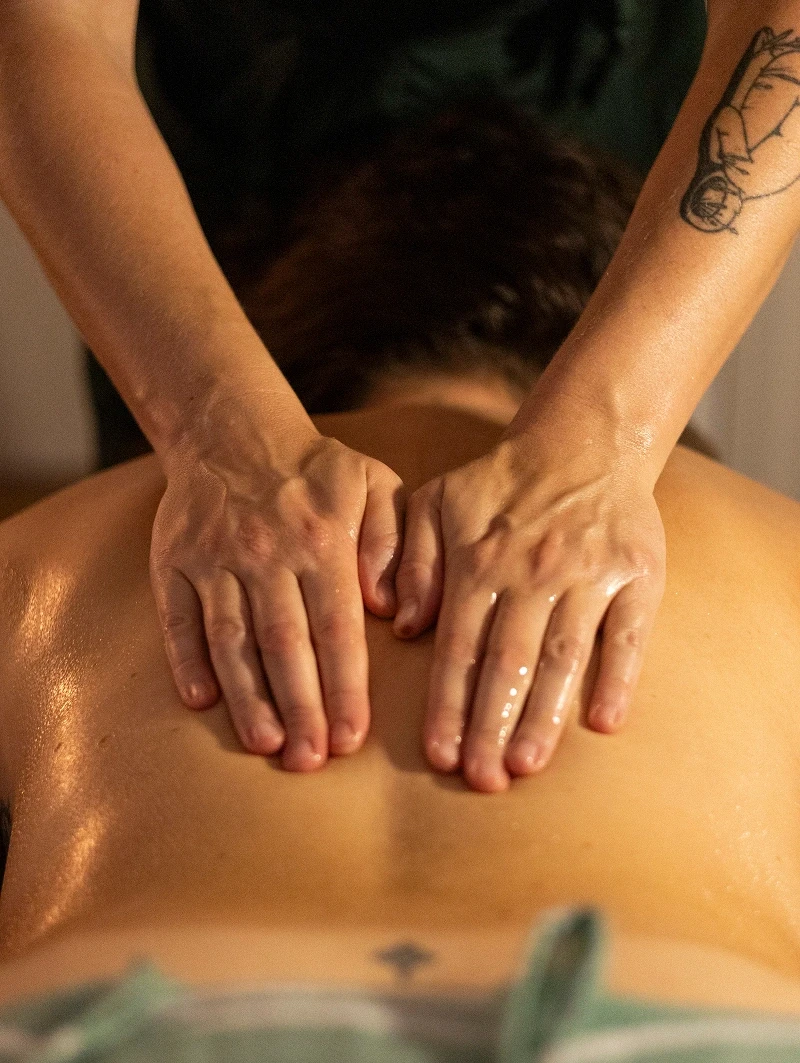Les mains d’Amy pendant un massage du dos