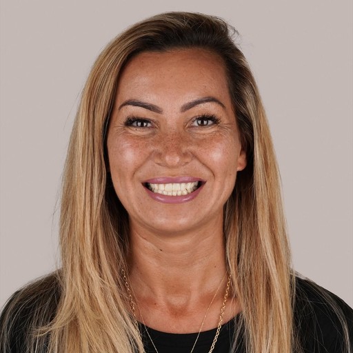 Natürliches Smile-Makeover durch Keramikveneers