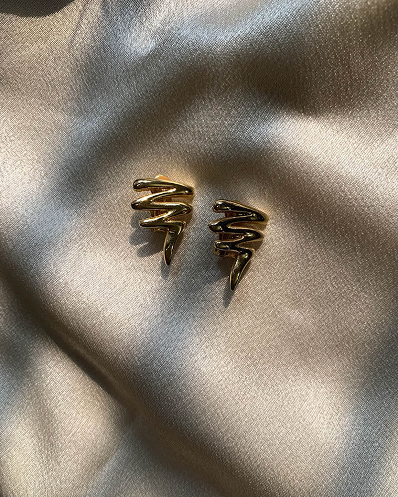 Vintage gold clip-on earrings with elegant fabric-inspired design, handpicked in Paris for a timeless, wearable look.