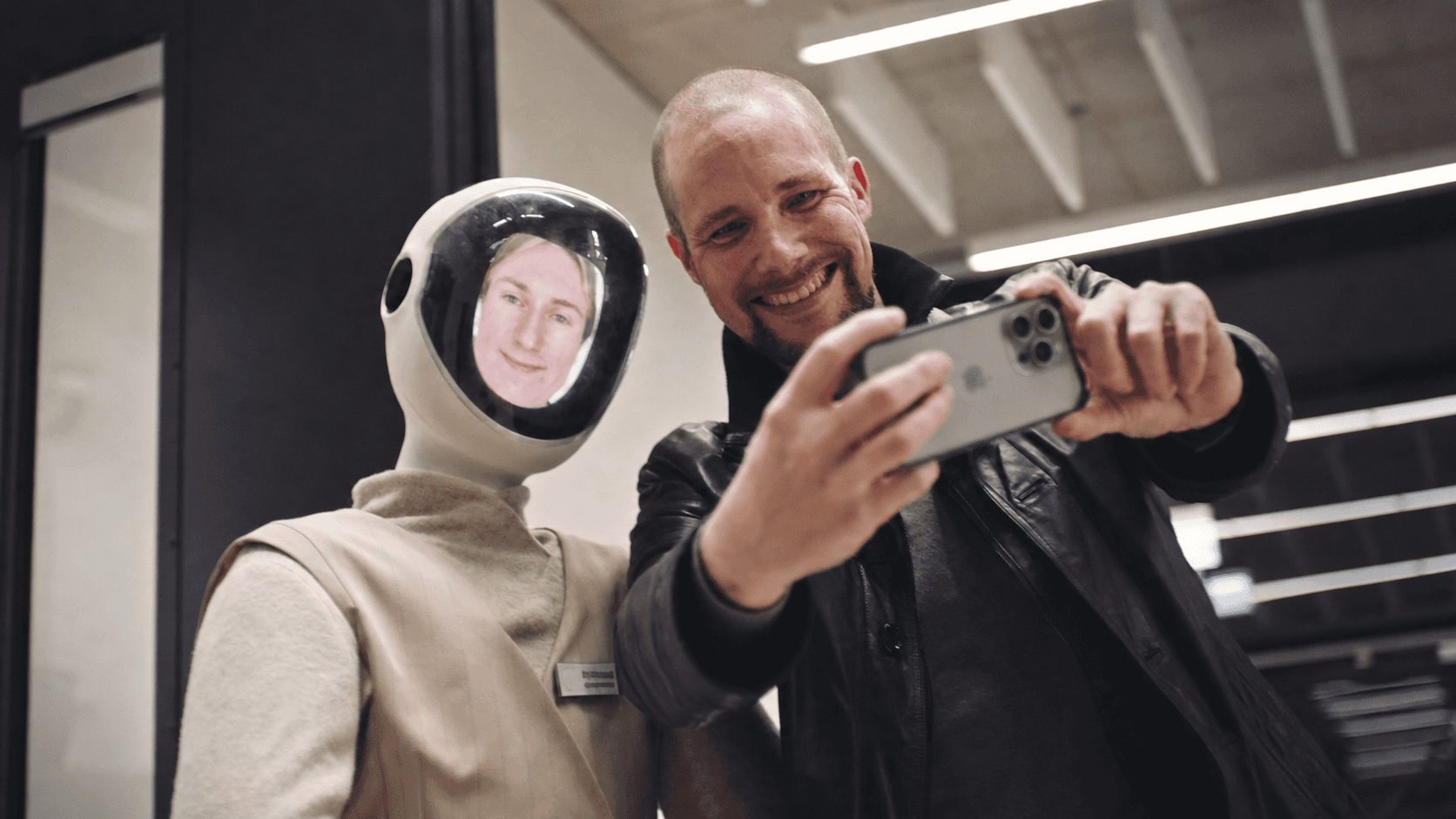 Geschäftstreffen mit vier Personen im modernen Büro bei einer Diskussion
