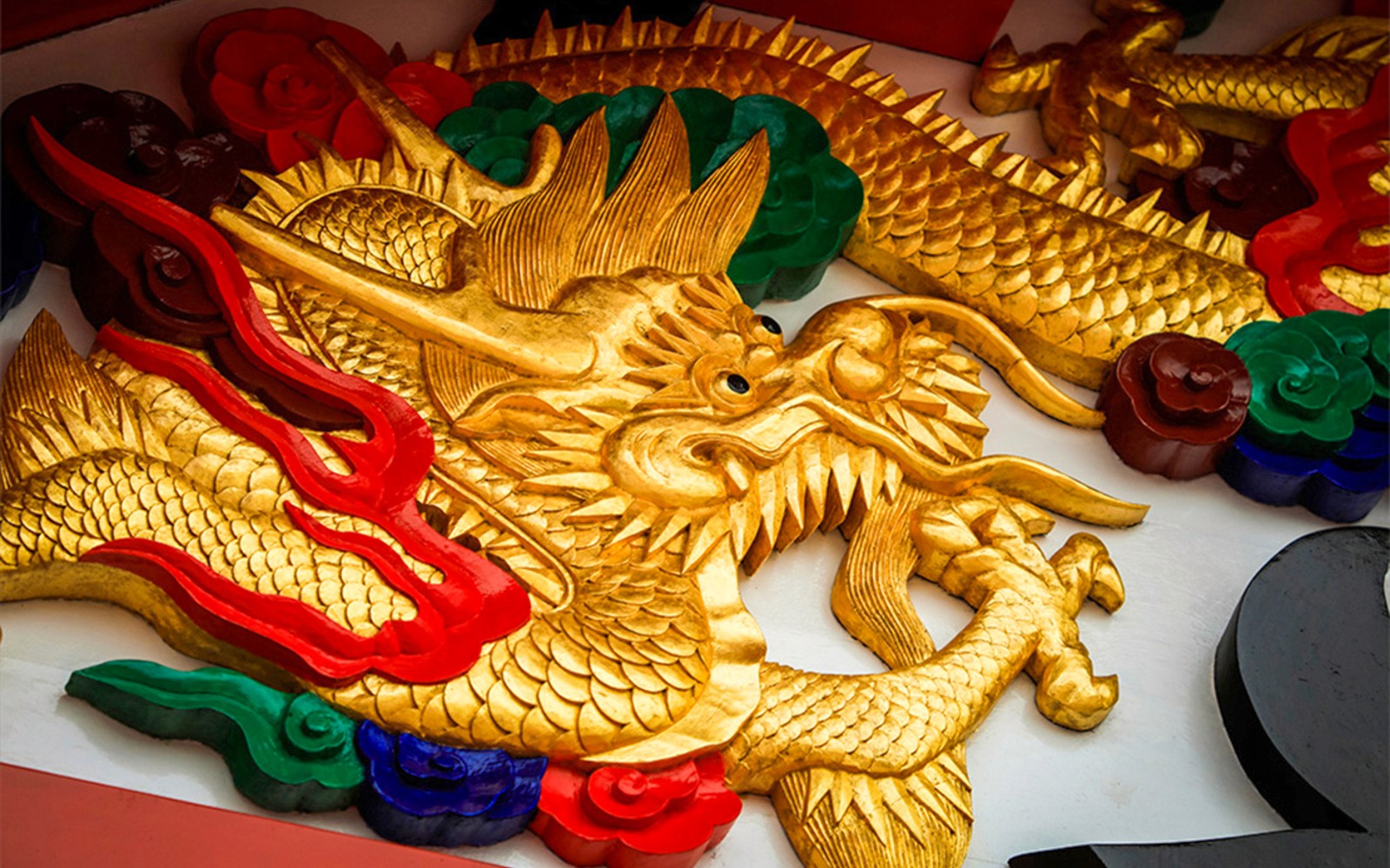 Golden dragon carving at Okinawa Shurijo Castle Park.