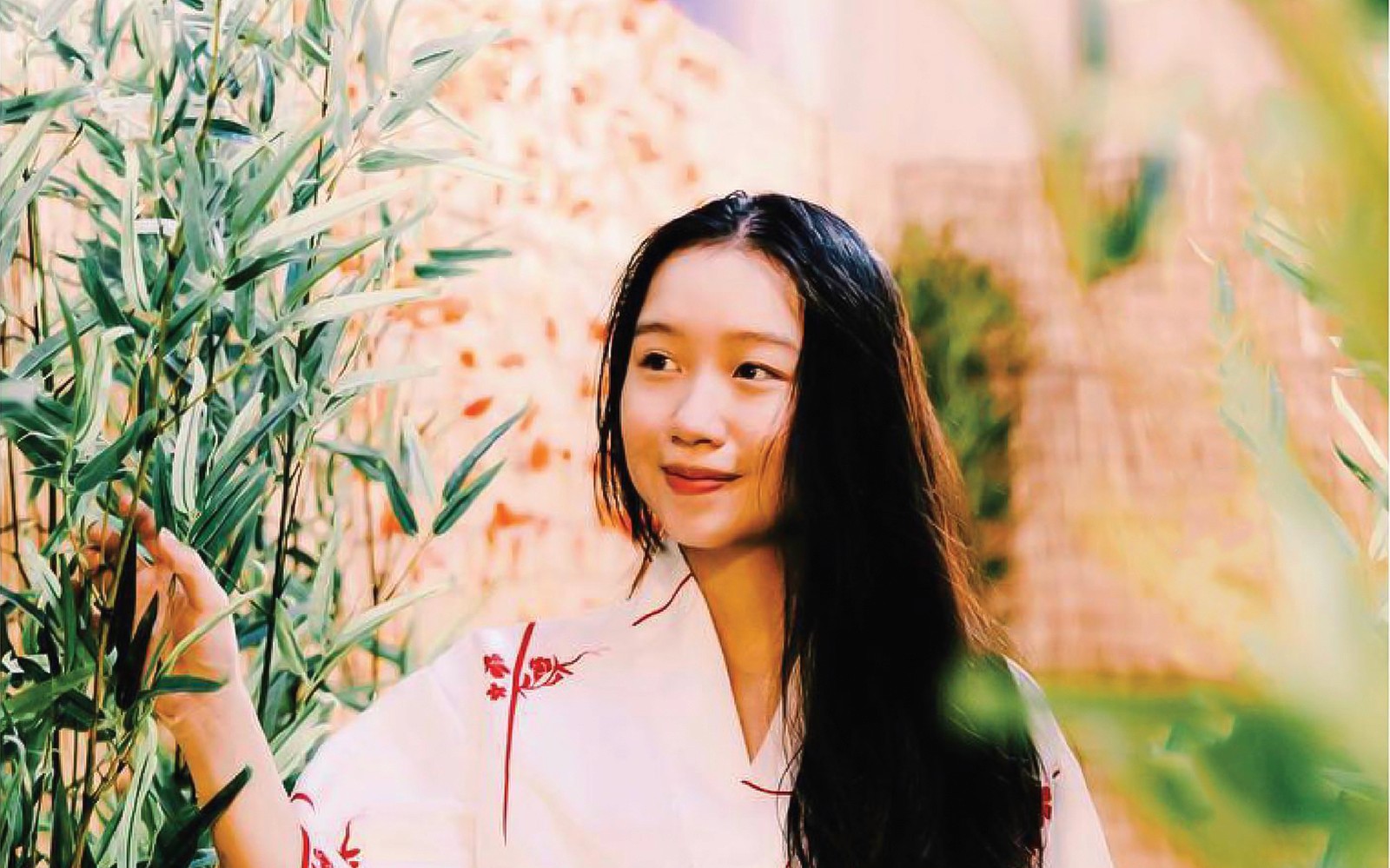 บุคคลที่เพลิดเพลินกับสวนไผ่ที่ Joya Onsen Cafe, สิงคโปร์.