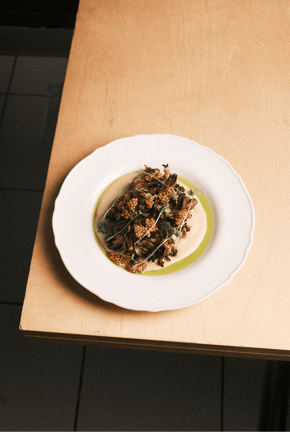 Plat sur coin de tablet, champignons, soubise et moutarde.