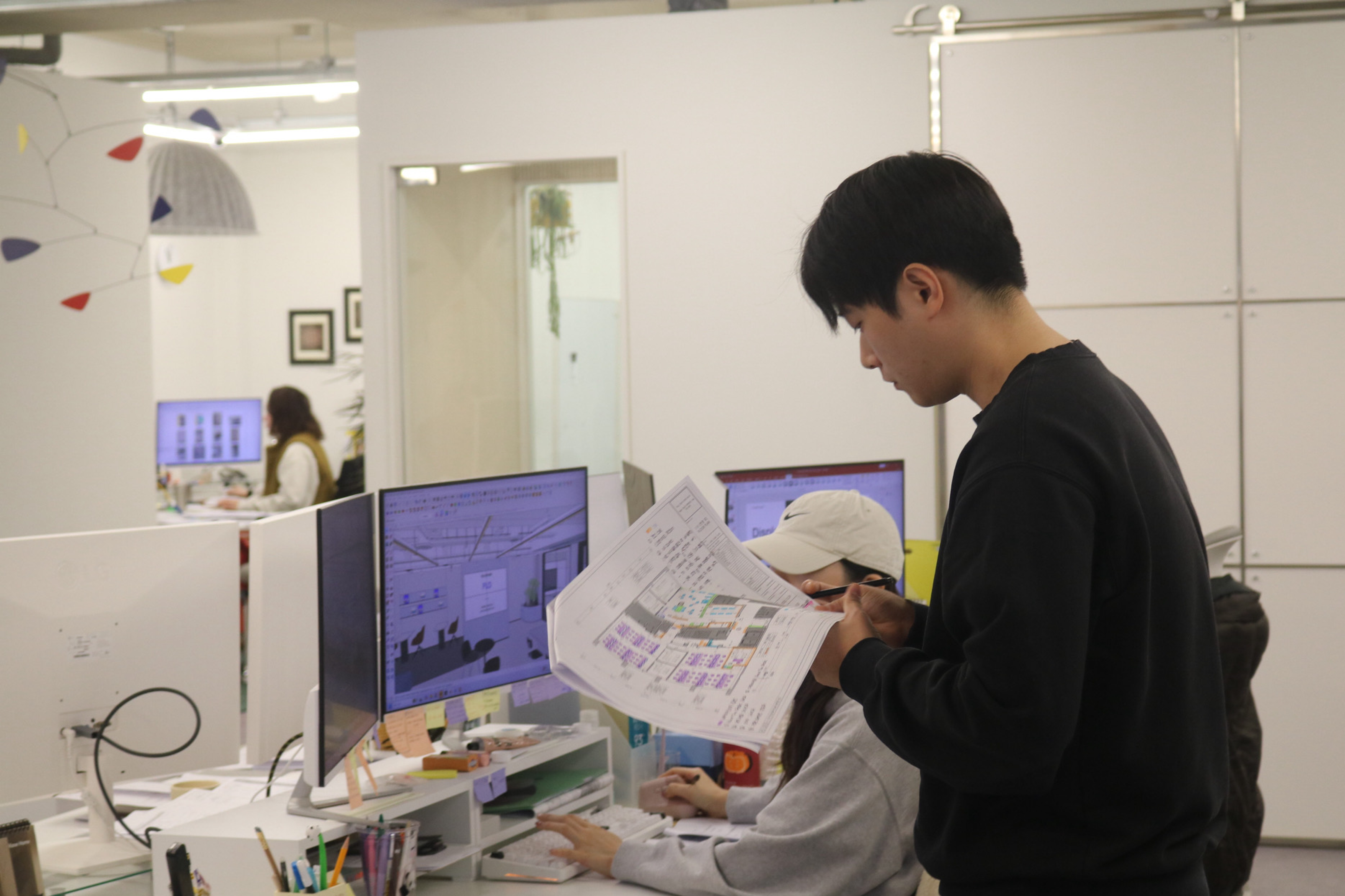 도면을 살펴보고 있는 '스베' 팀원의 모습